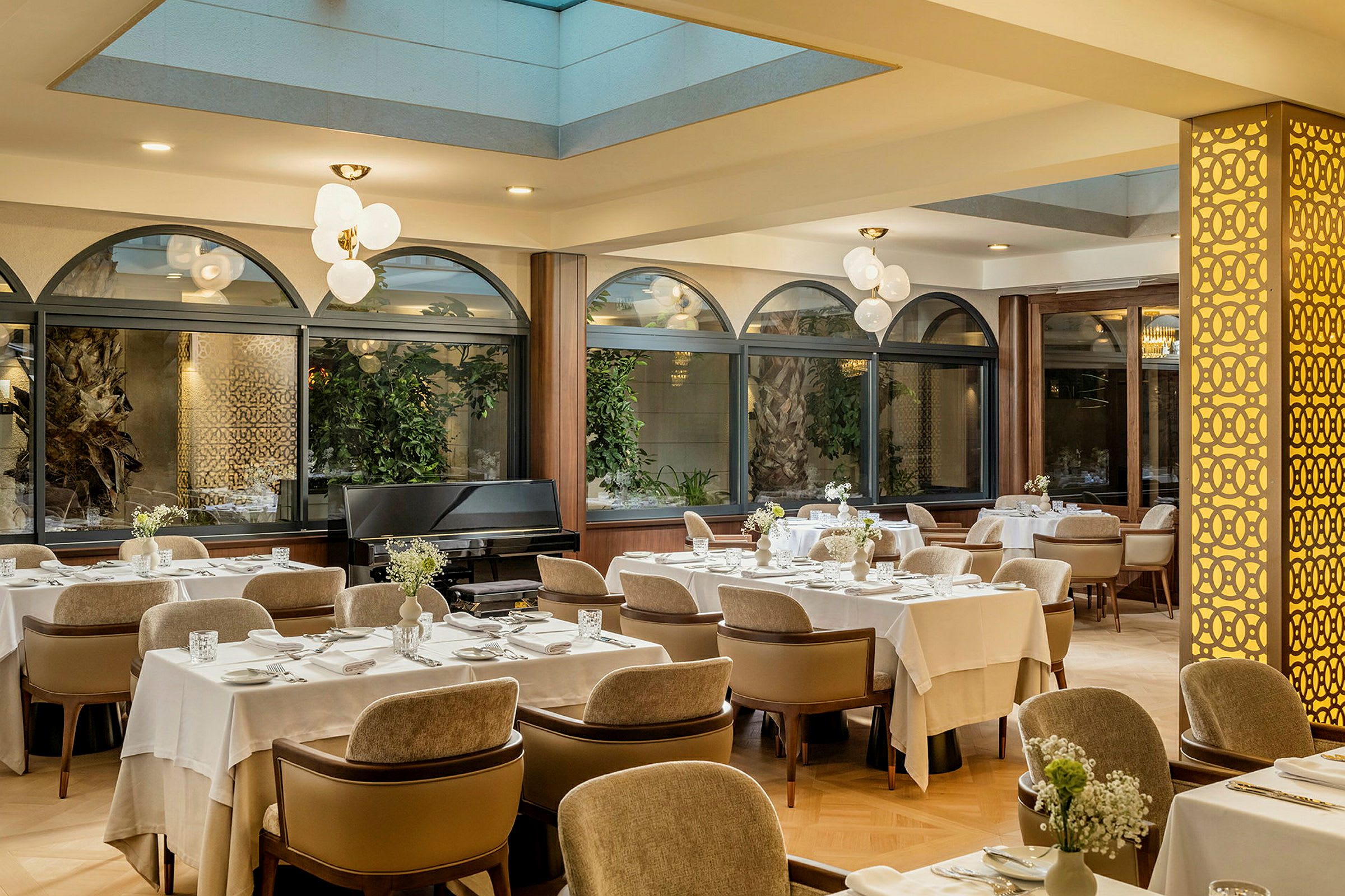 Restaurant med elegant dækkede borde i et lyst og åbent rum. (AI-genereret tekst)