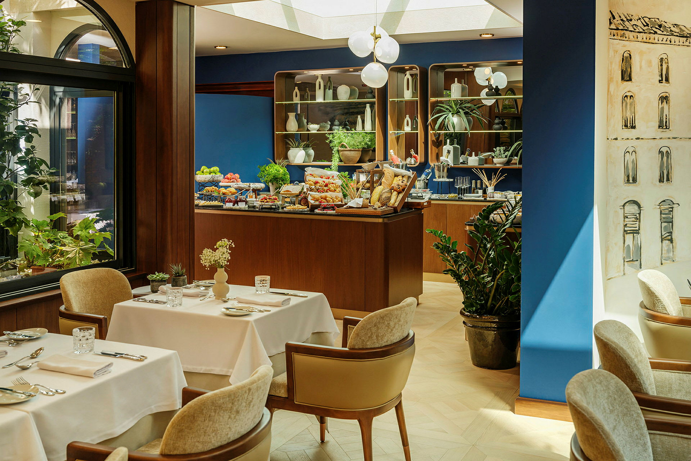 En restaurant med dækkede borde og en buffet med forskellige retter. (AI-genereret tekst)