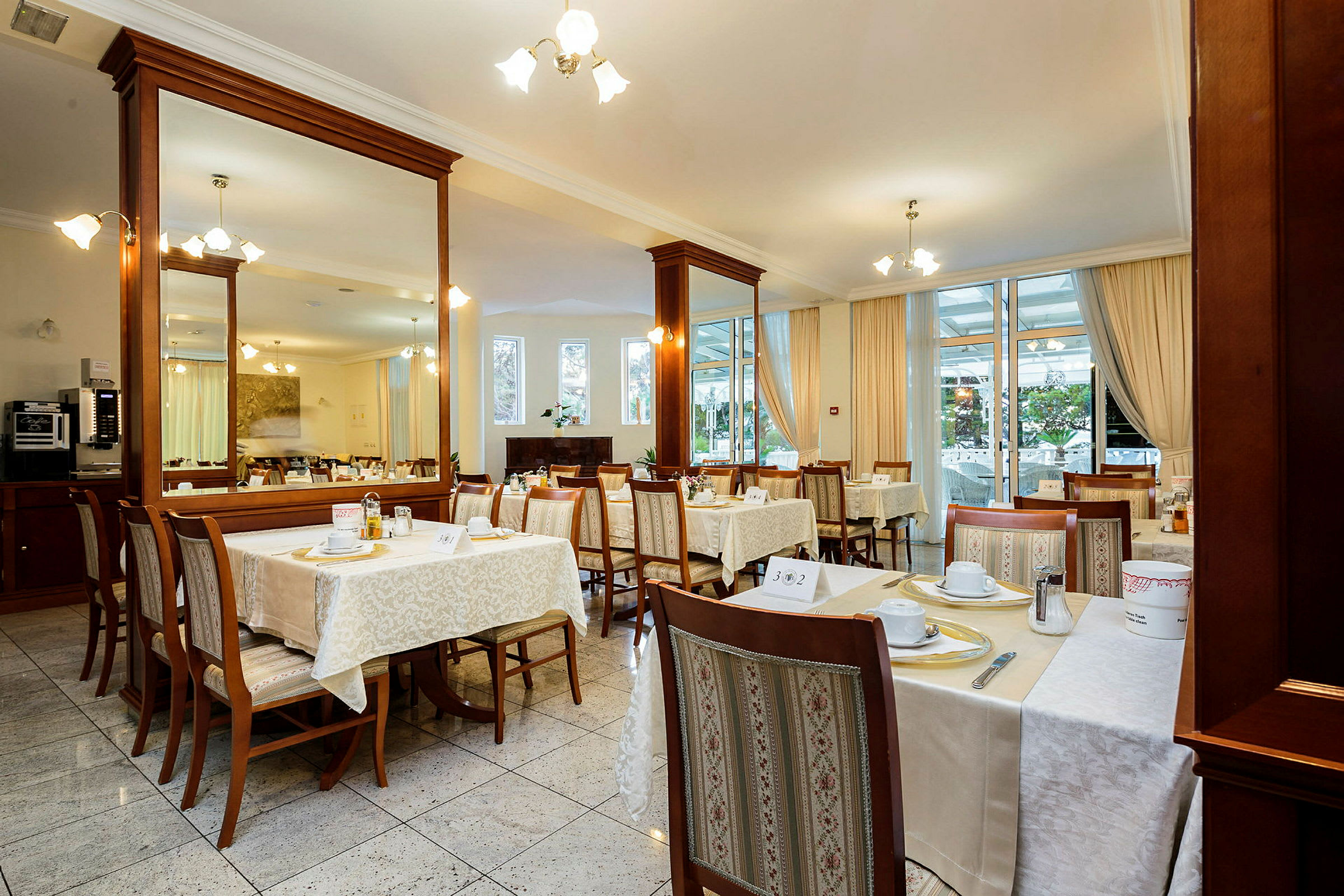 Restaurant med opdækkede borde og stole indendørs. (AI-genereret tekst)