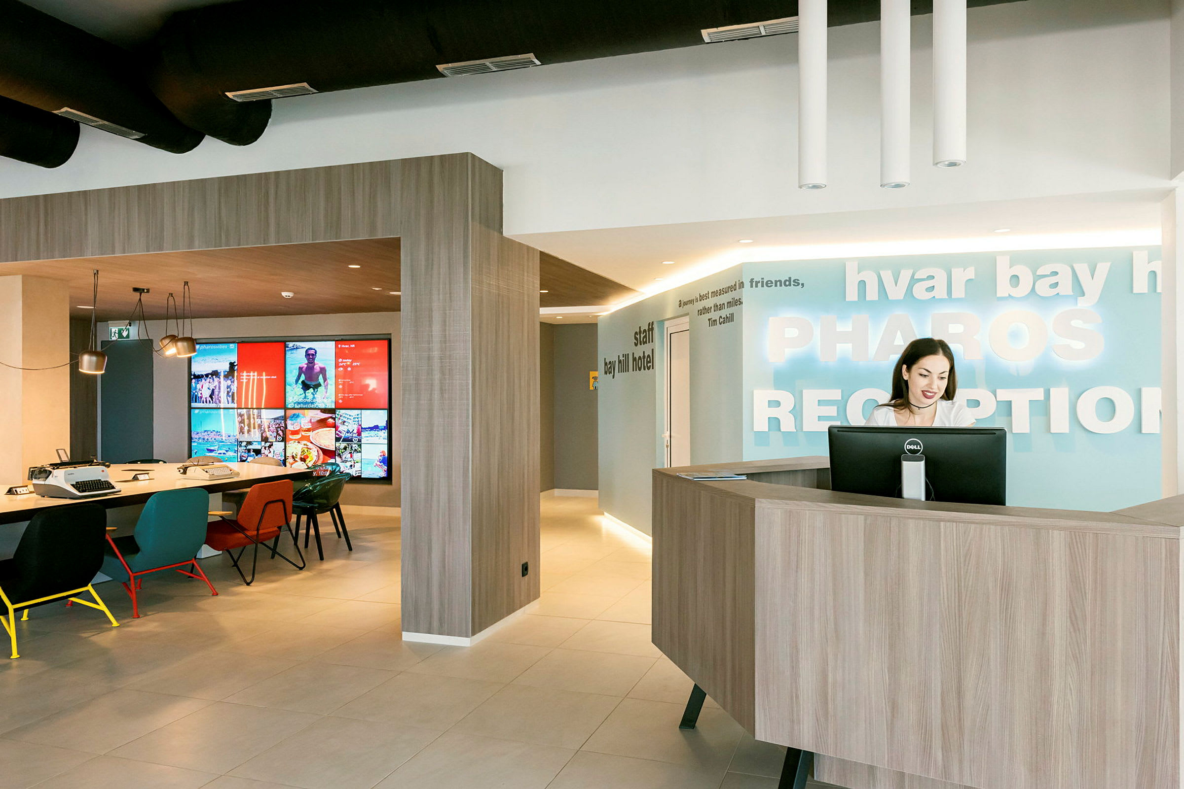 Reception i et moderne hotel med skrivebord og computer. (AI-genereret tekst)