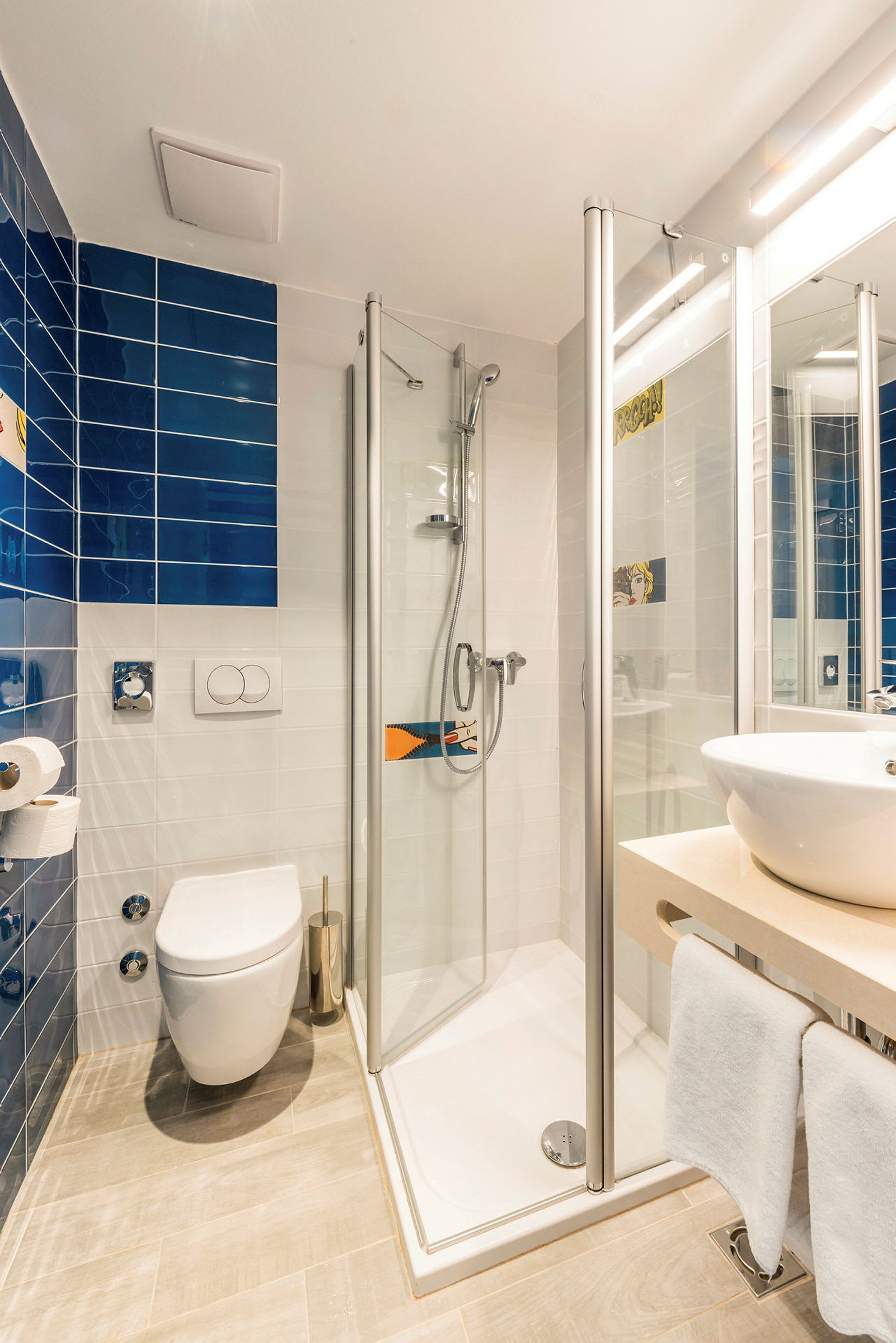 Et moderne badeværelse med brusekabine, toilet og håndvask. (AI-genereret tekst)