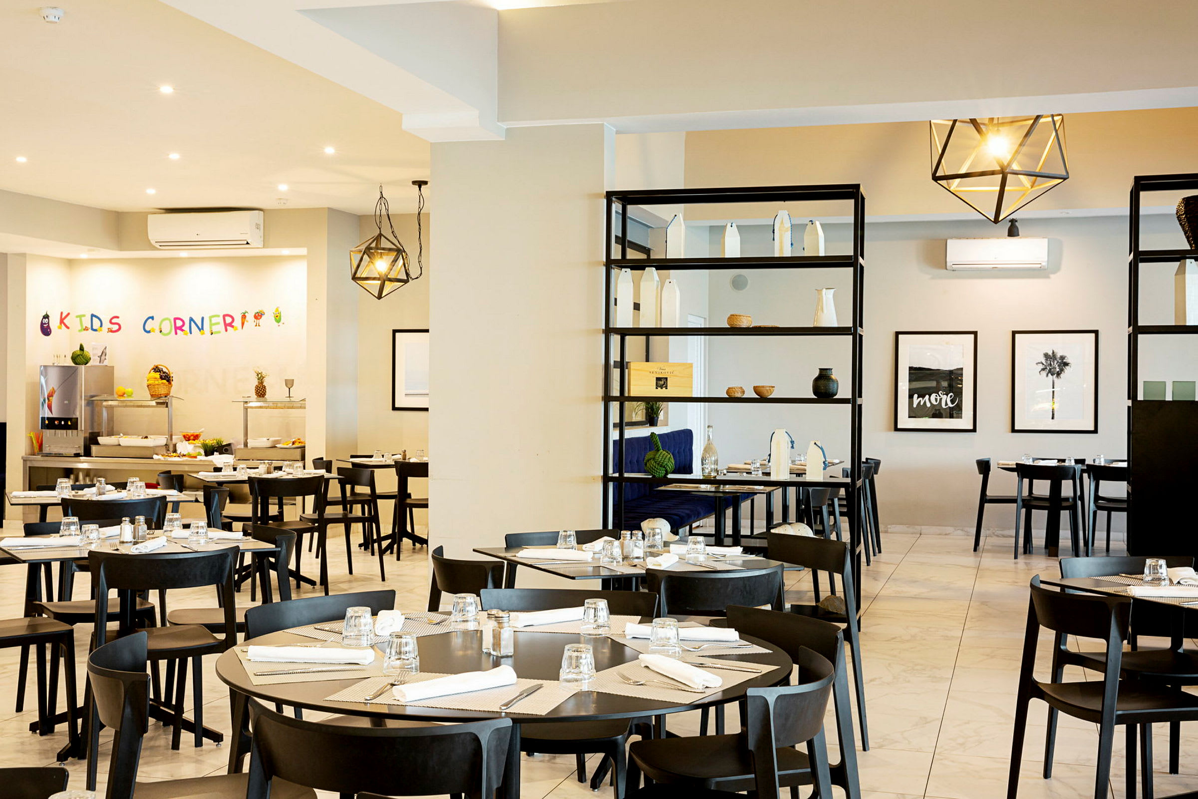 Billede af en restaurant med borde og stole samt detaljeret interiør. (AI-genereret tekst)