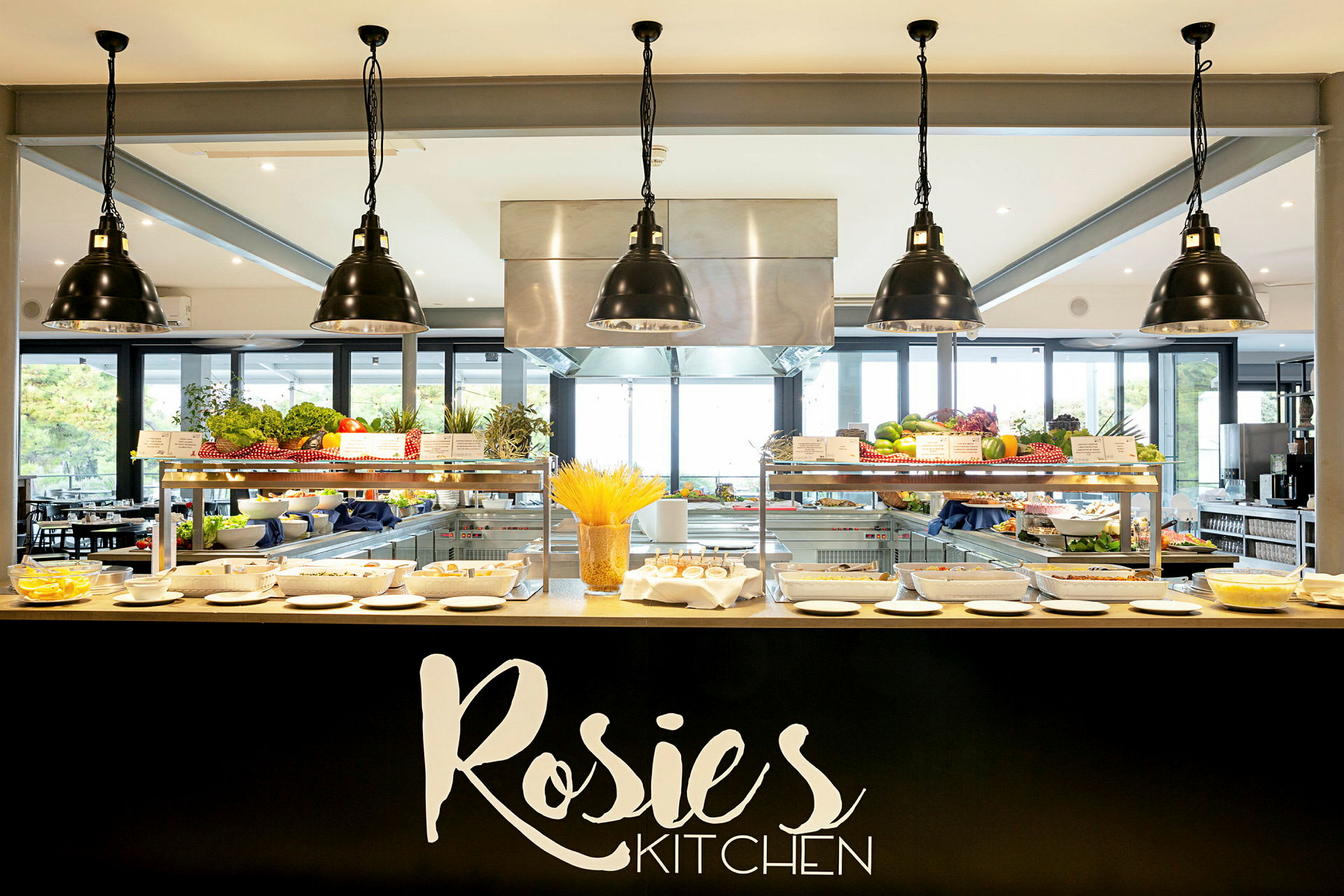 Buffetområde med forskellige retter og ingredienser på Rosie's Kitchen. (AI-genereret tekst)