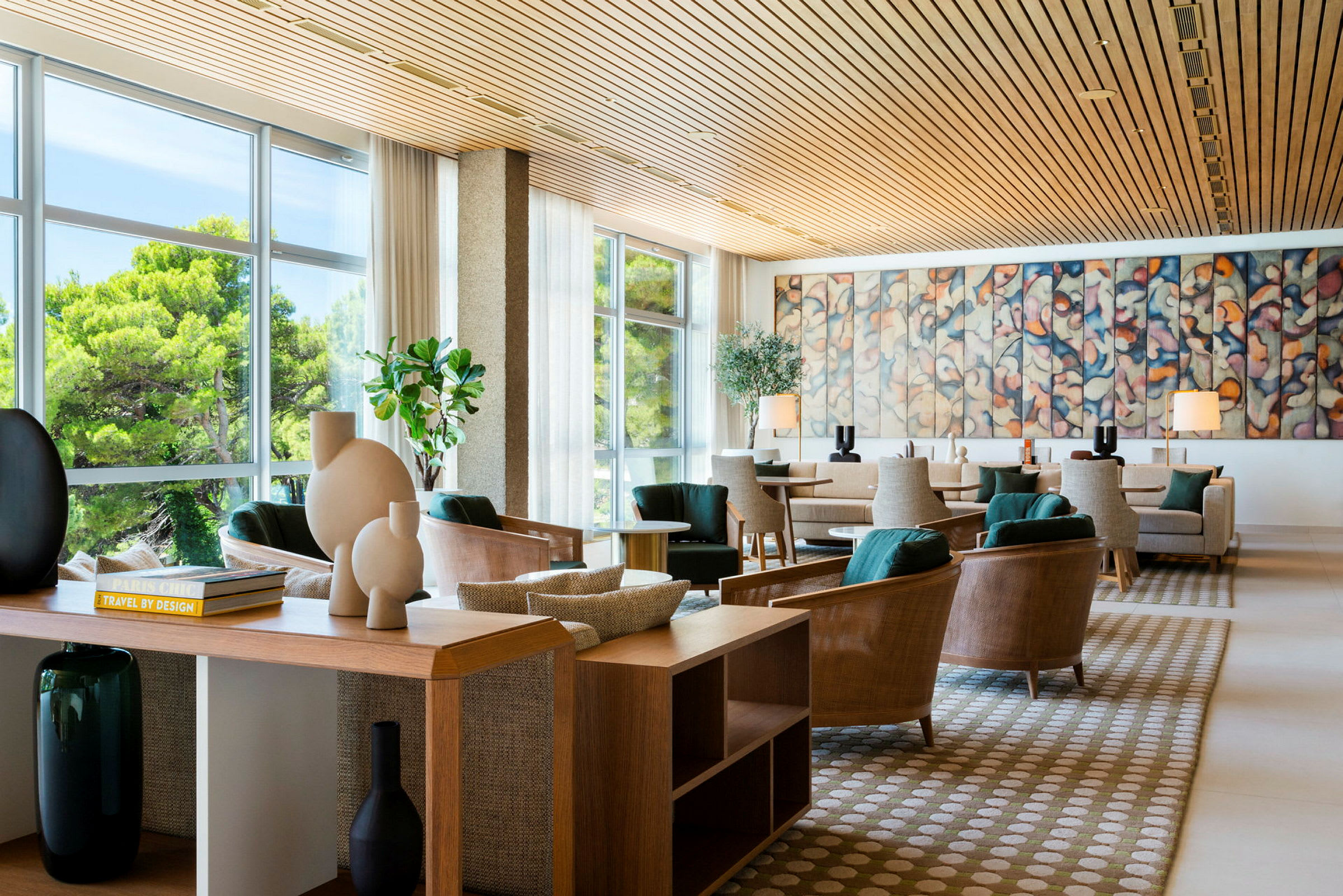 Elegant lobby med moderne møbler og store vinduer. (AI-genereret tekst)