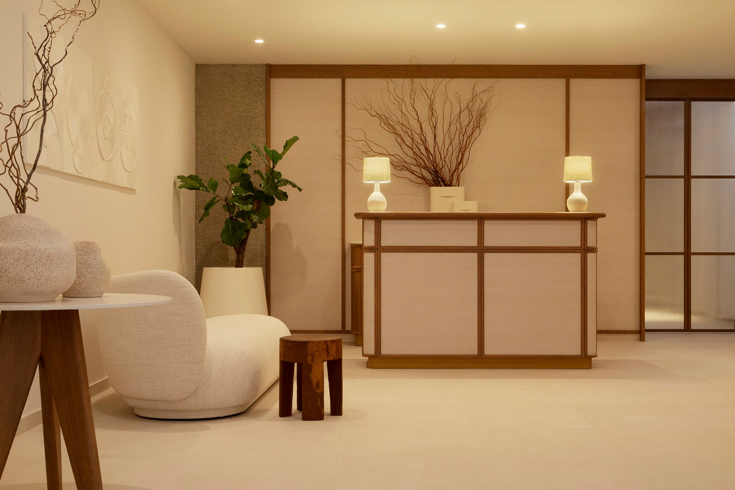 En reception med minimalistisk design og neutrale farver. (AI-genereret tekst)