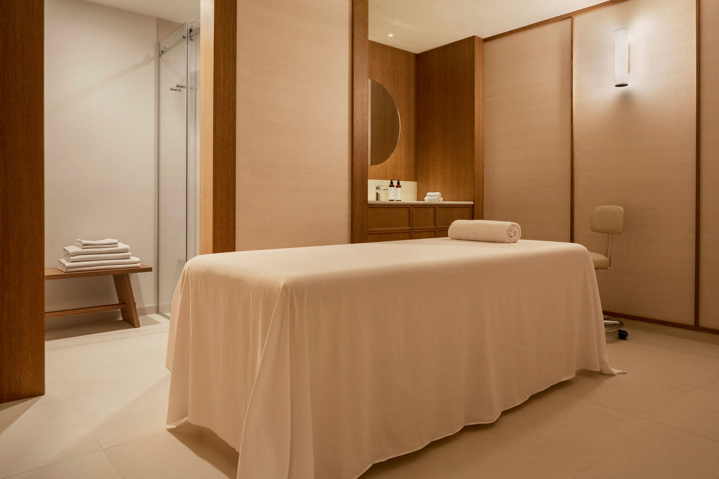 Massagebriks i et spa-rum med minimalistisk indretning. (AI-genereret tekst)