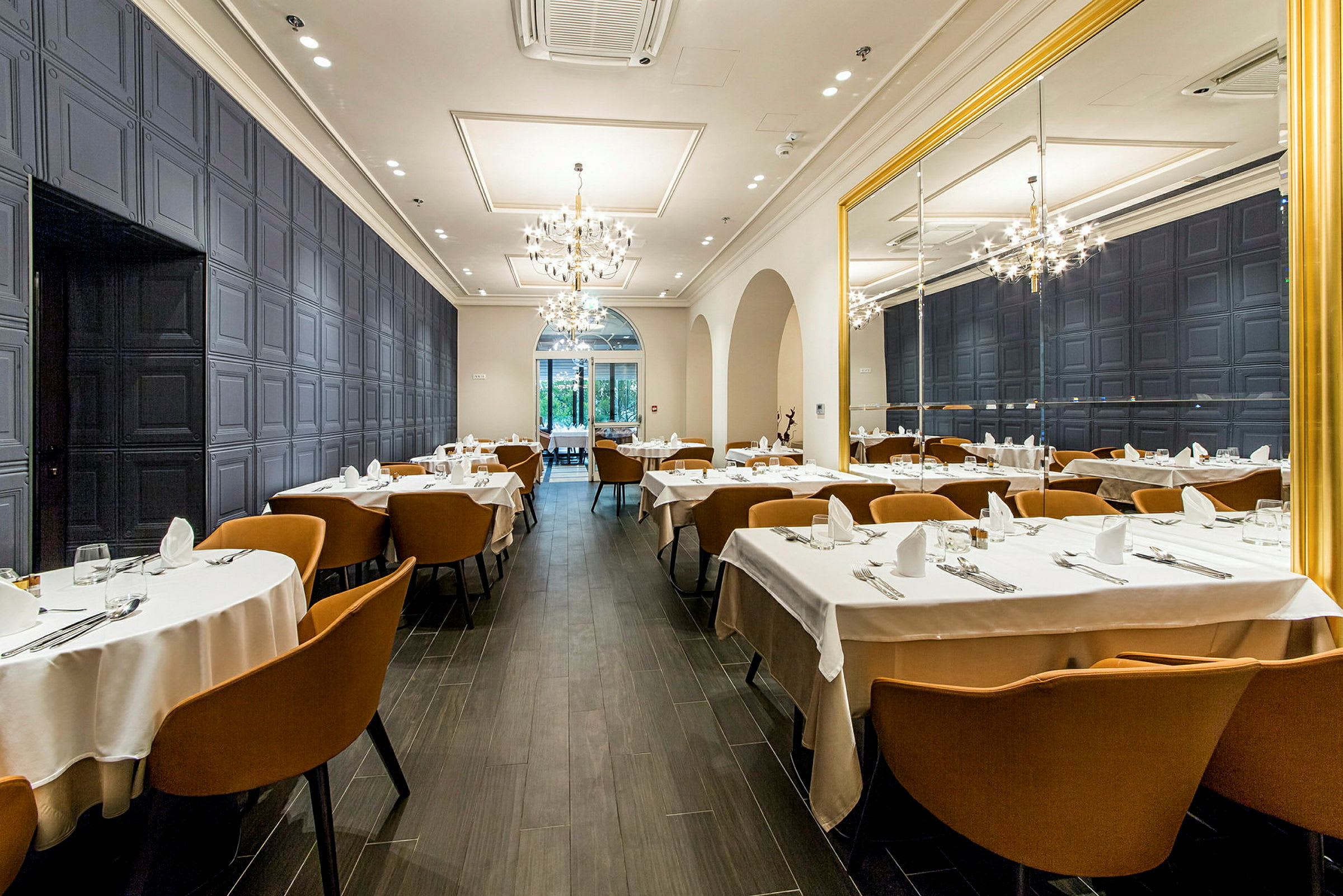 En restaurant med dækkede borde og komfortable stole. (AI-genereret tekst)