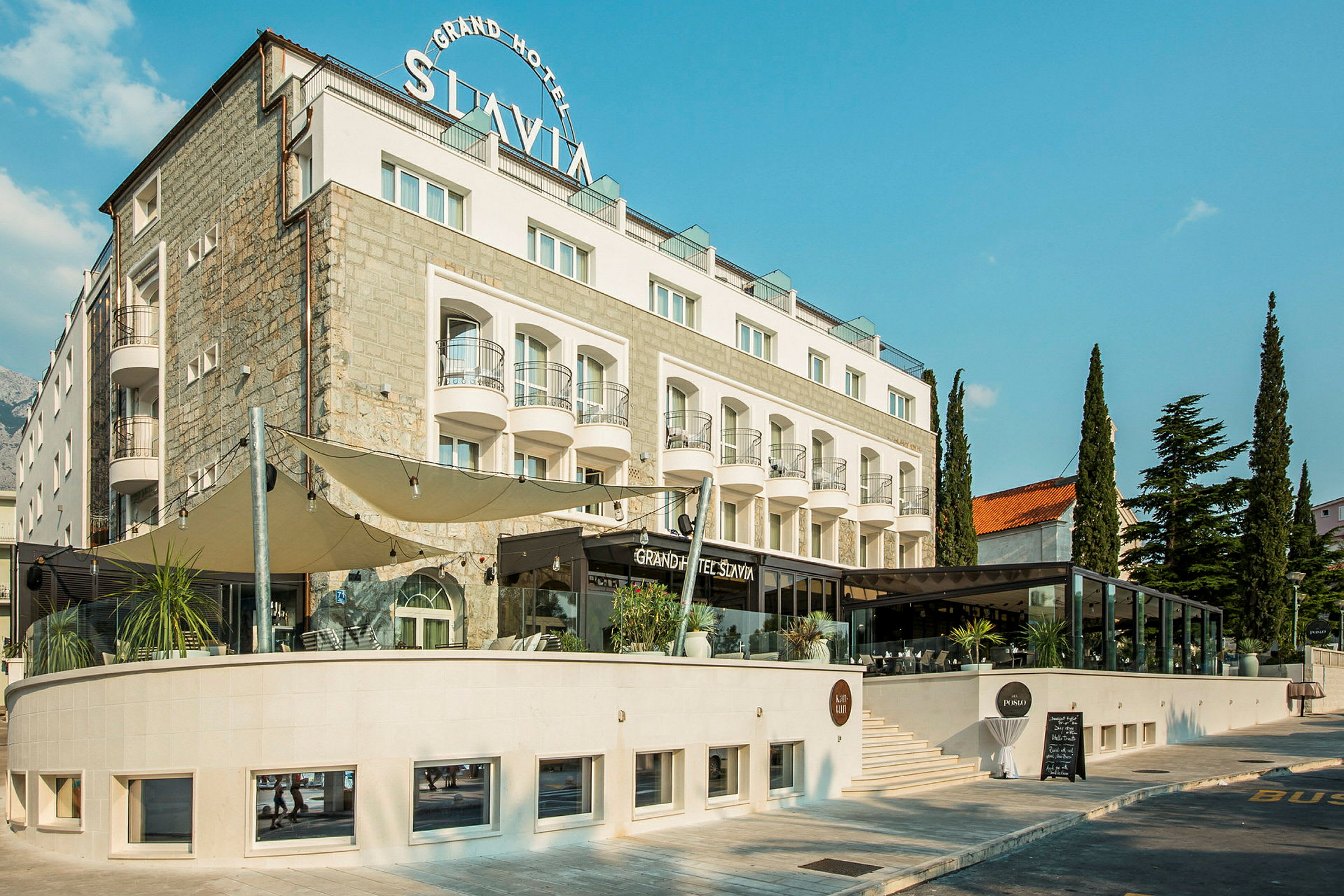 En bygning med skiltet 'Grand Hotel Slavia'. (AI-genereret tekst)
