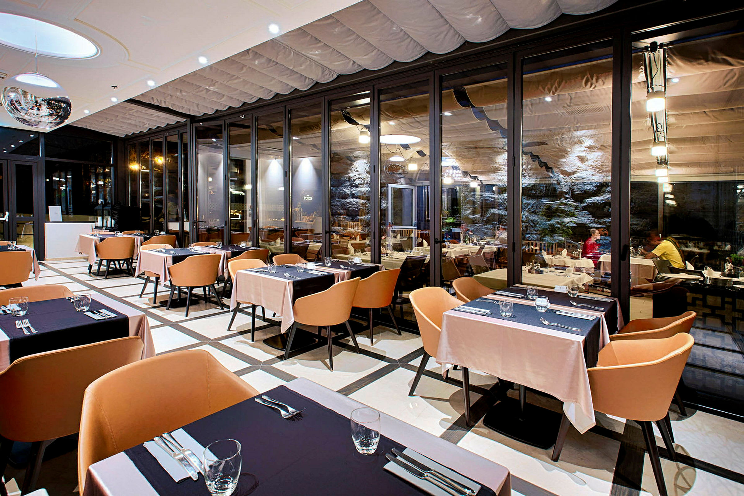 Restaurant med moderne interiør og store glaspartier. (AI-genereret tekst)