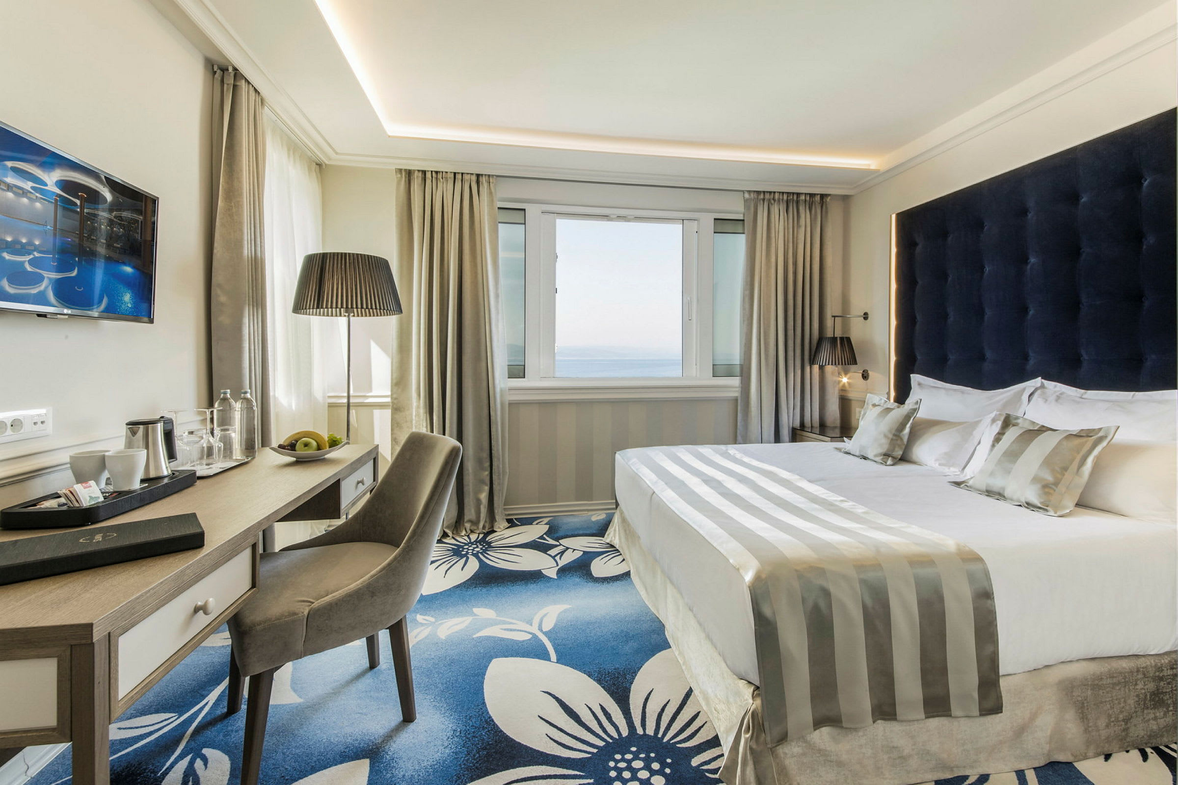 Et moderne hotelværelse med en dobbeltseng og skrivebord. (AI-genereret tekst)
