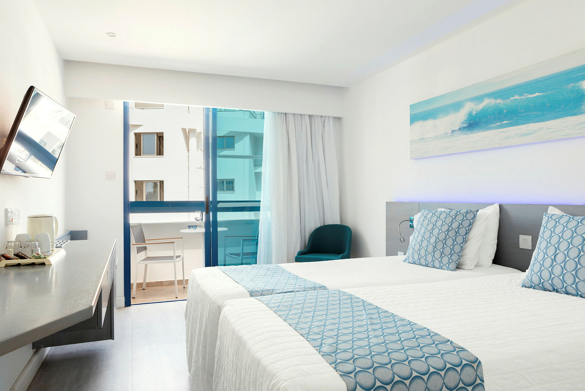 Hotelværelse med to enkeltsenge og en balkon. (AI-genereret tekst)