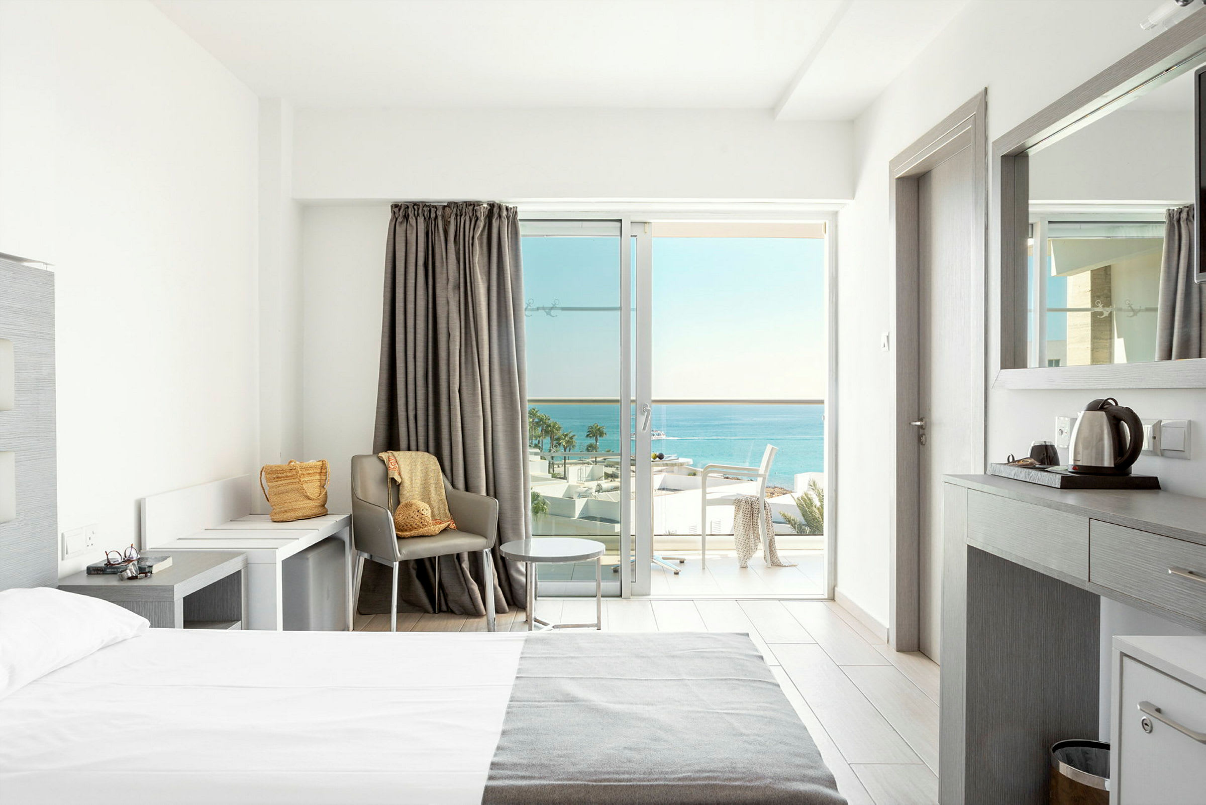 Lyst hotelværelse med moderne indretning og havudsigt. (AI-genereret tekst)