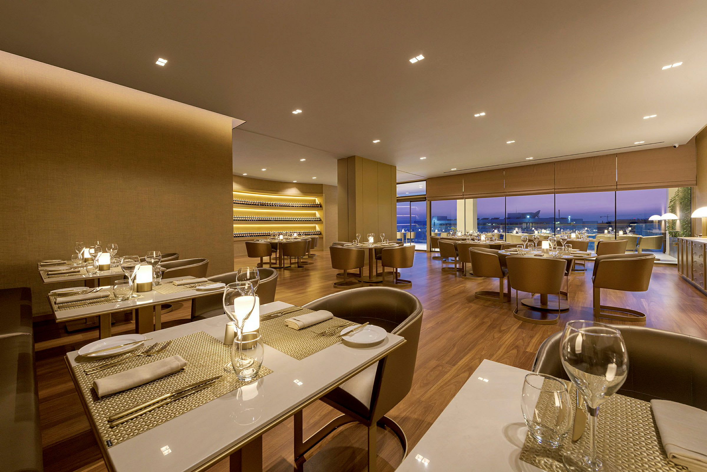 Moderne restaurant med dækkede borde og vinduer mod udendørs omgivelser. (AI-genereret tekst)