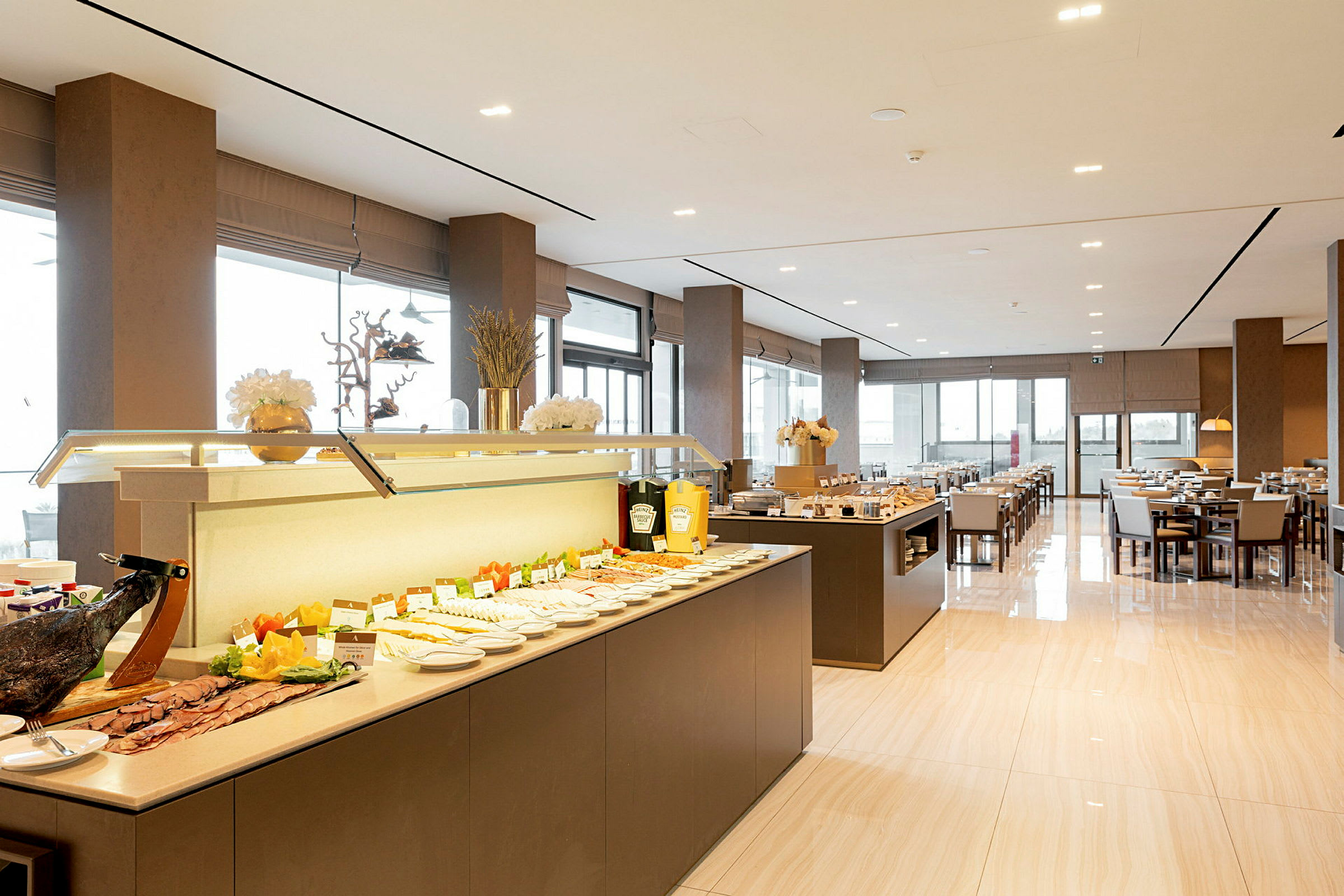 En buffet med forskellige retter i en rummelig og moderne restaurant. (AI-genereret tekst)