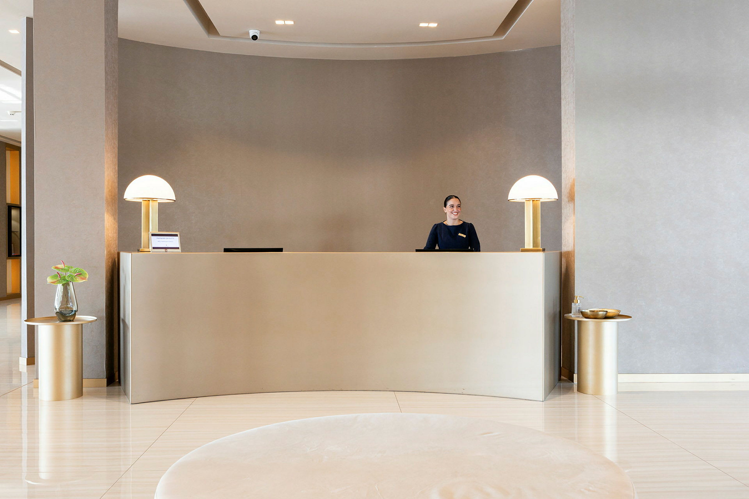 Reception med minimalistisk design og belysning. (AI-genereret tekst)