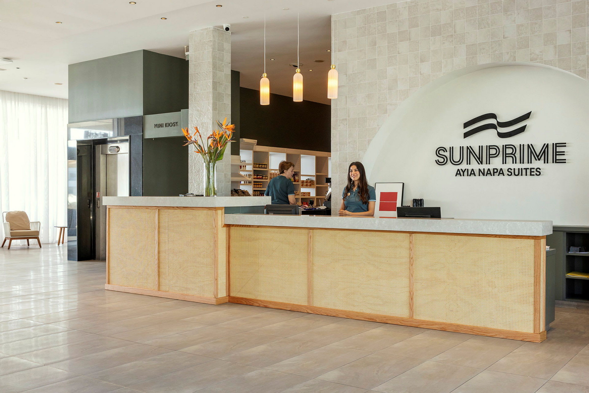 Receptionen på Sunprime Ayia Napa Suites. (AI-genereret tekst)