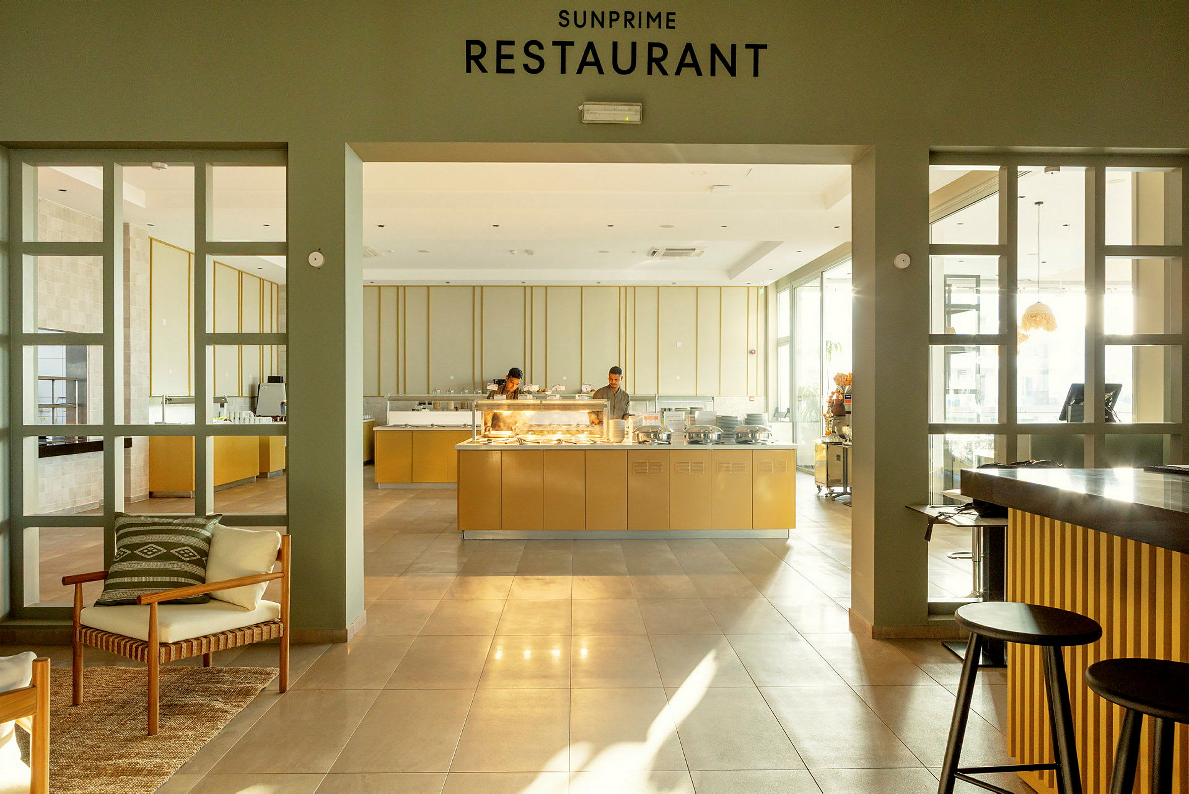 Interiør af en restaurant med et serveringsområde og siddepladser. (AI-genereret tekst)