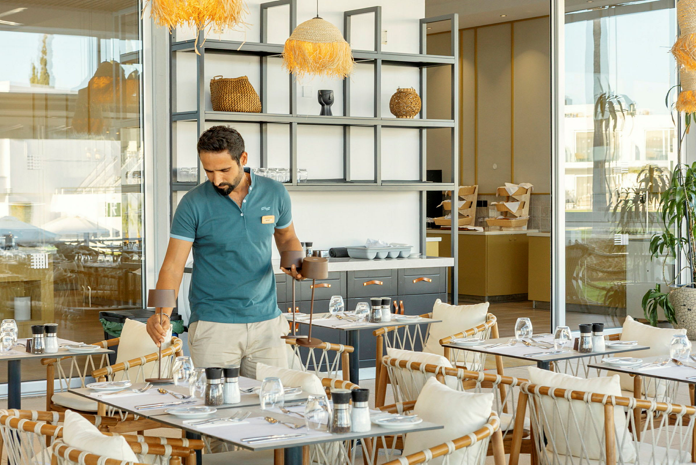 Et caféområde med borde, stole og et åbent serveringsområde. (AI-genereret tekst)
