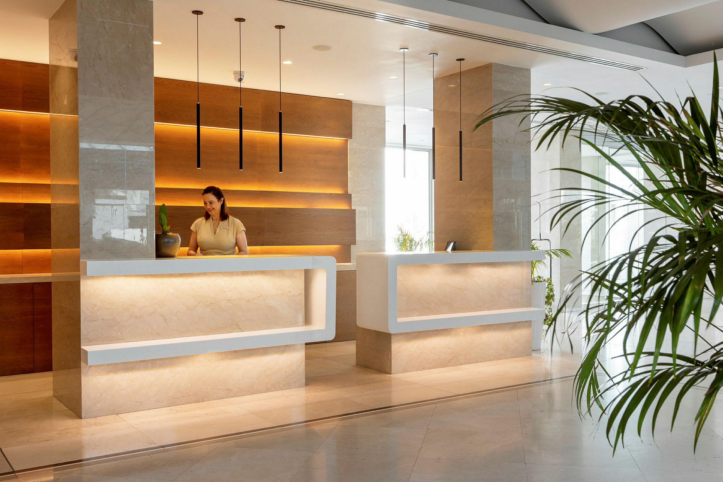 Hotelreception med moderne indretning og belysning. (AI-genereret tekst)