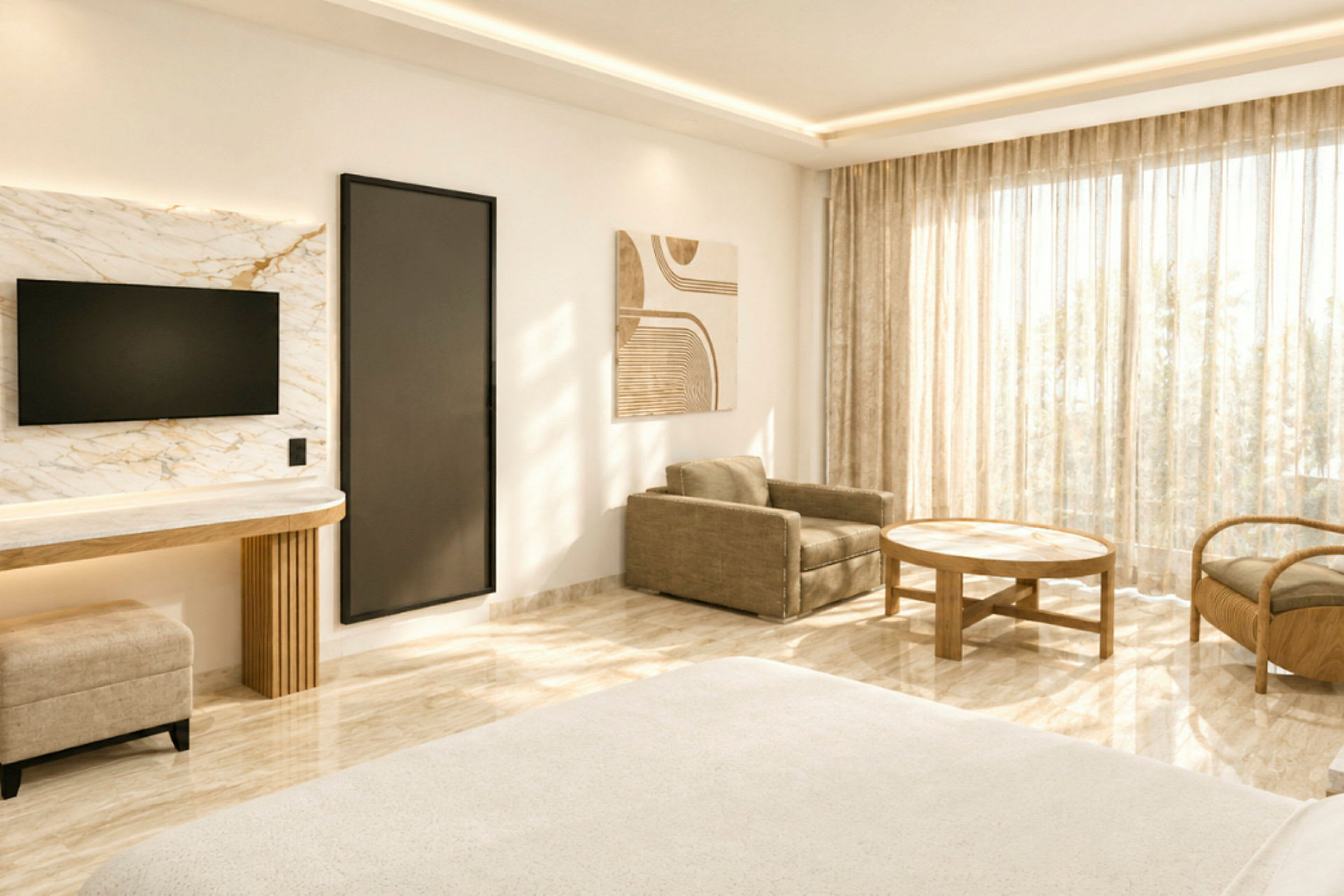 Et lyst og elegant hotelværelse med en sofa, lænestol, rundt sofabord og en TV på væggen. Store vinduer med tynde gardiner lader dagslys komme ind. (AI-genereret tekst)