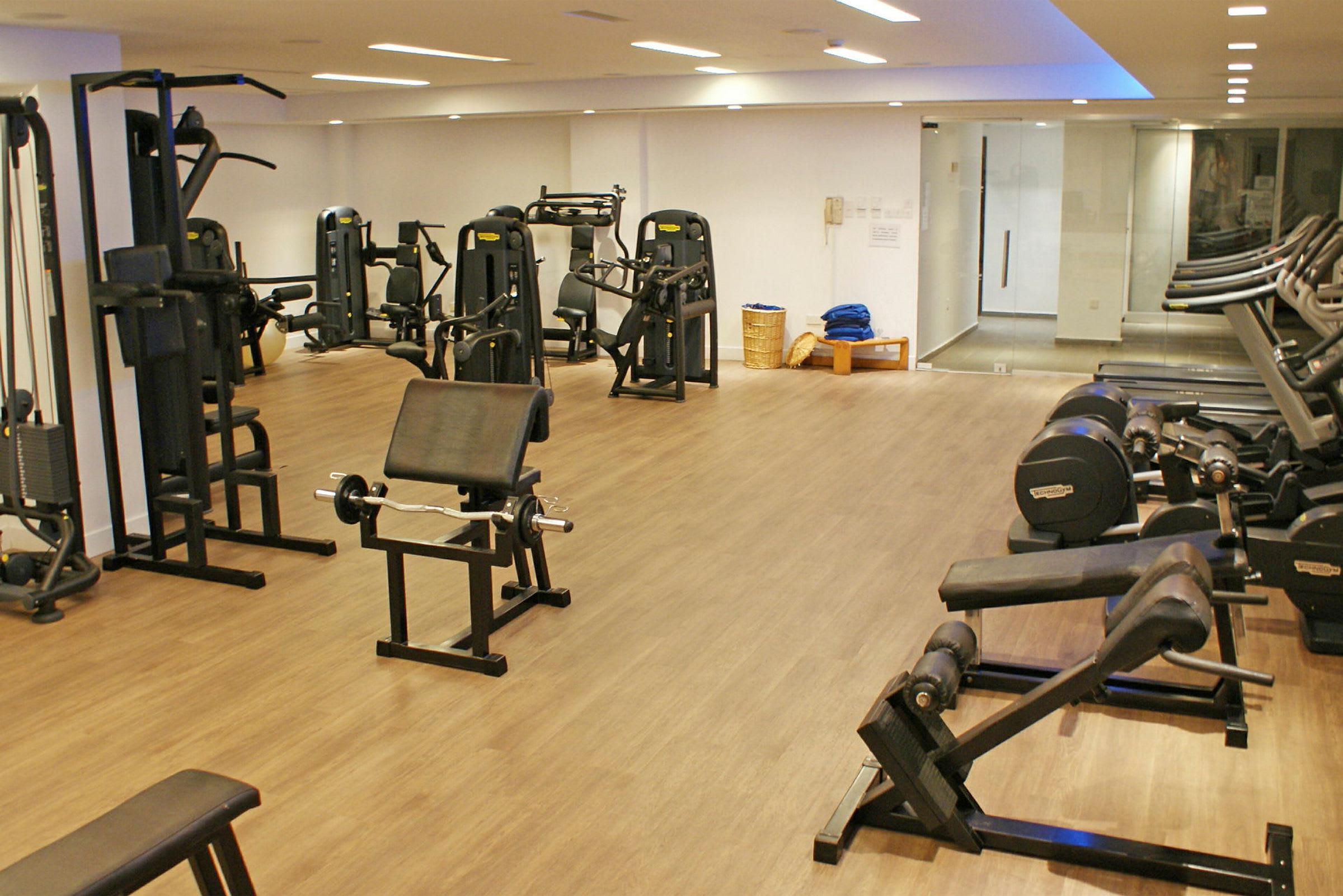 Fitnesscenter med træningsmaskiner og udstyr. (AI-genereret tekst)