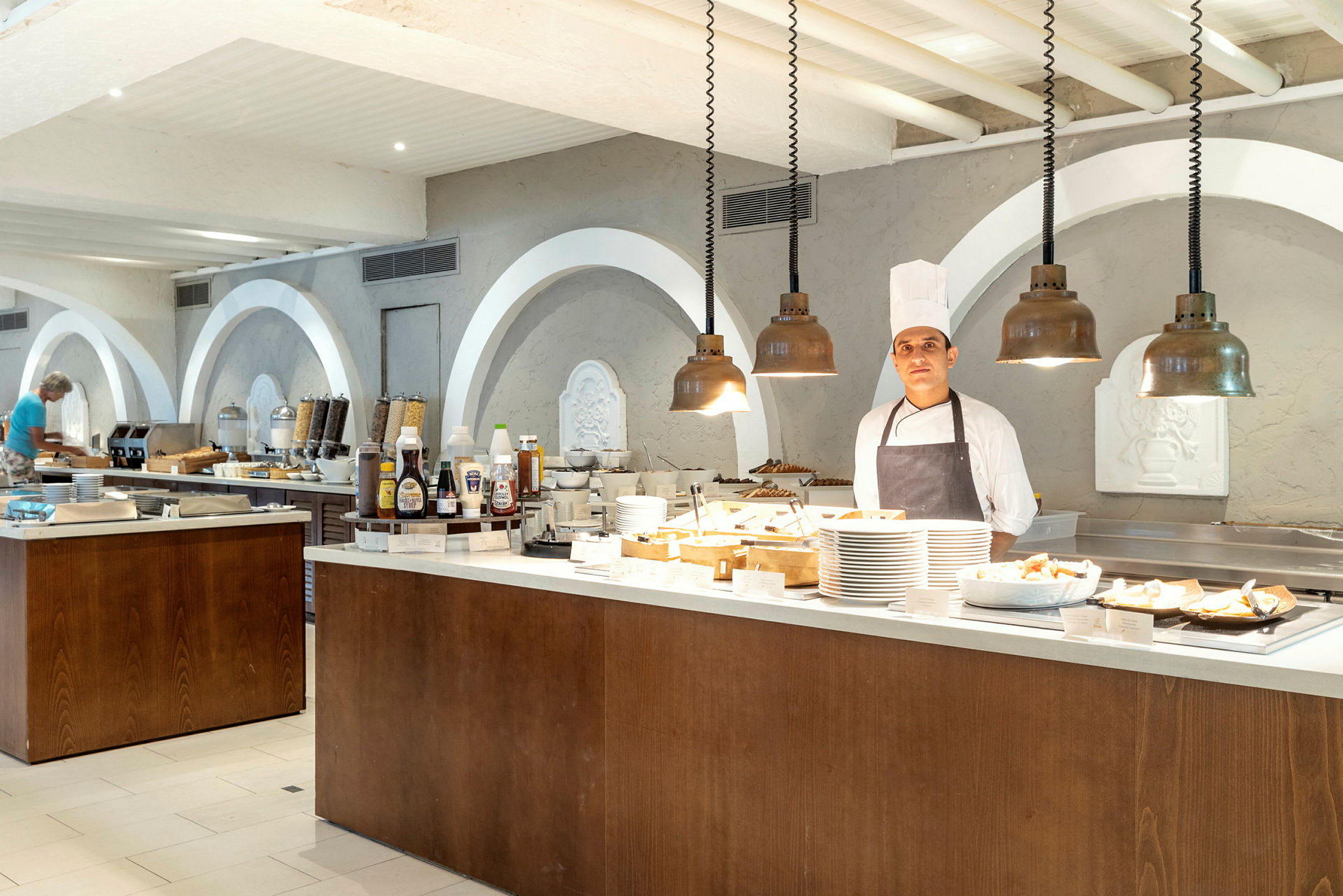 Buffetrestaurant med serveringsborde og madvarer. (AI-genereret tekst)