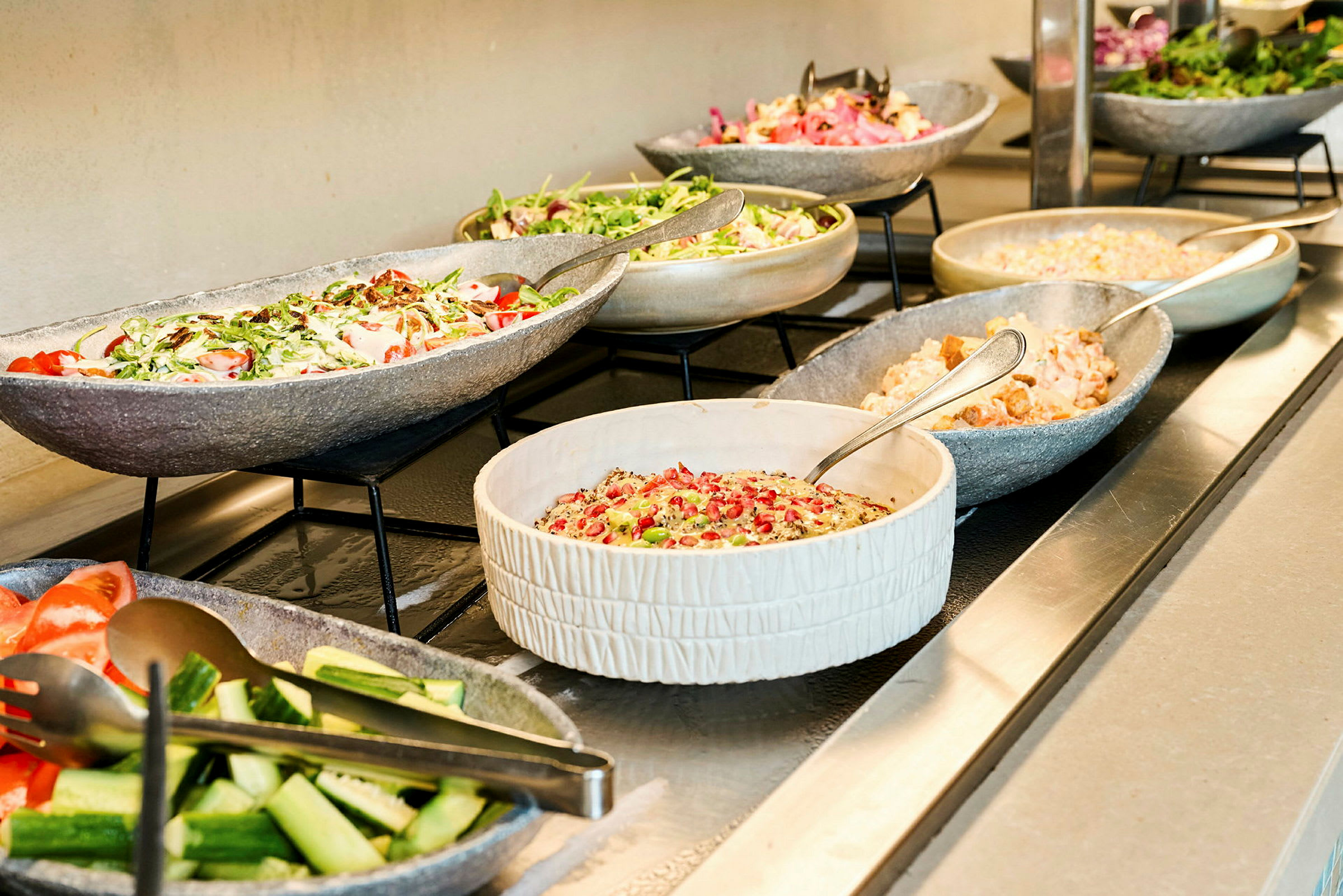 En buffet med forskellige retter anrettet i skåle. (AI-genereret tekst)