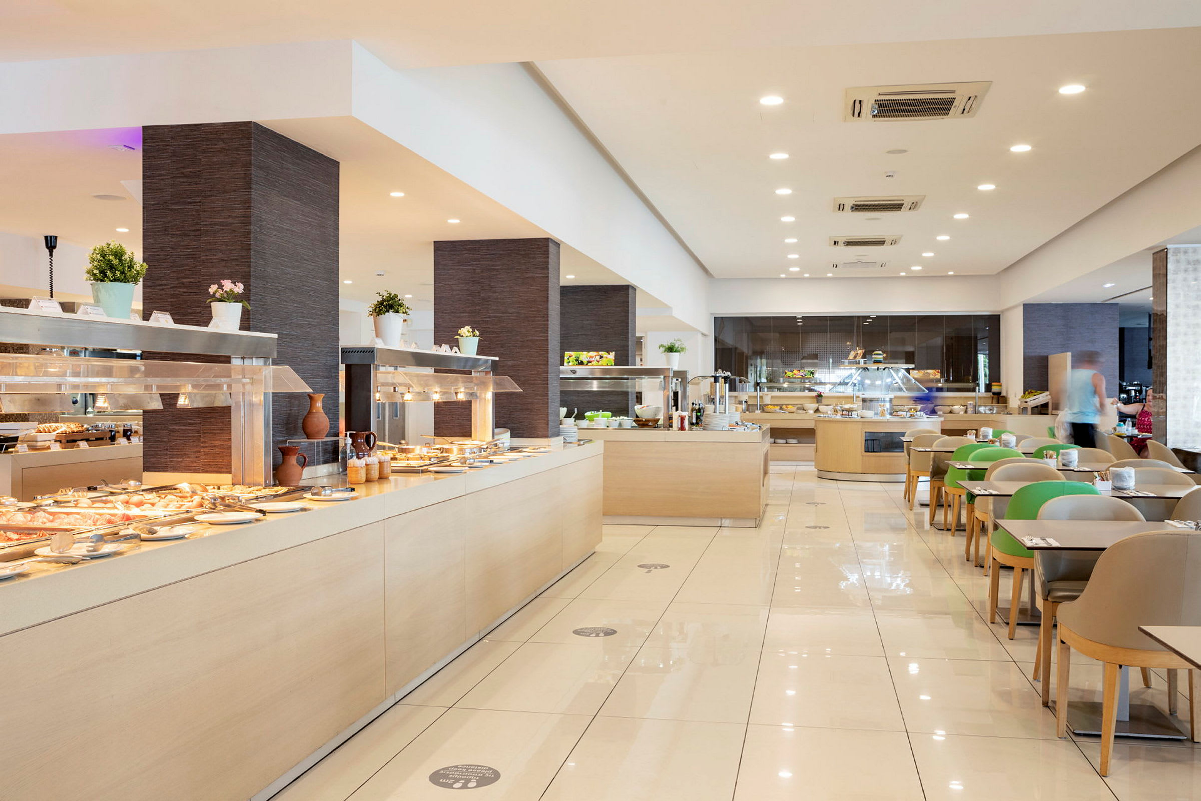 Billede af en lys og moderne buffetrestaurant. (AI-genereret tekst)
