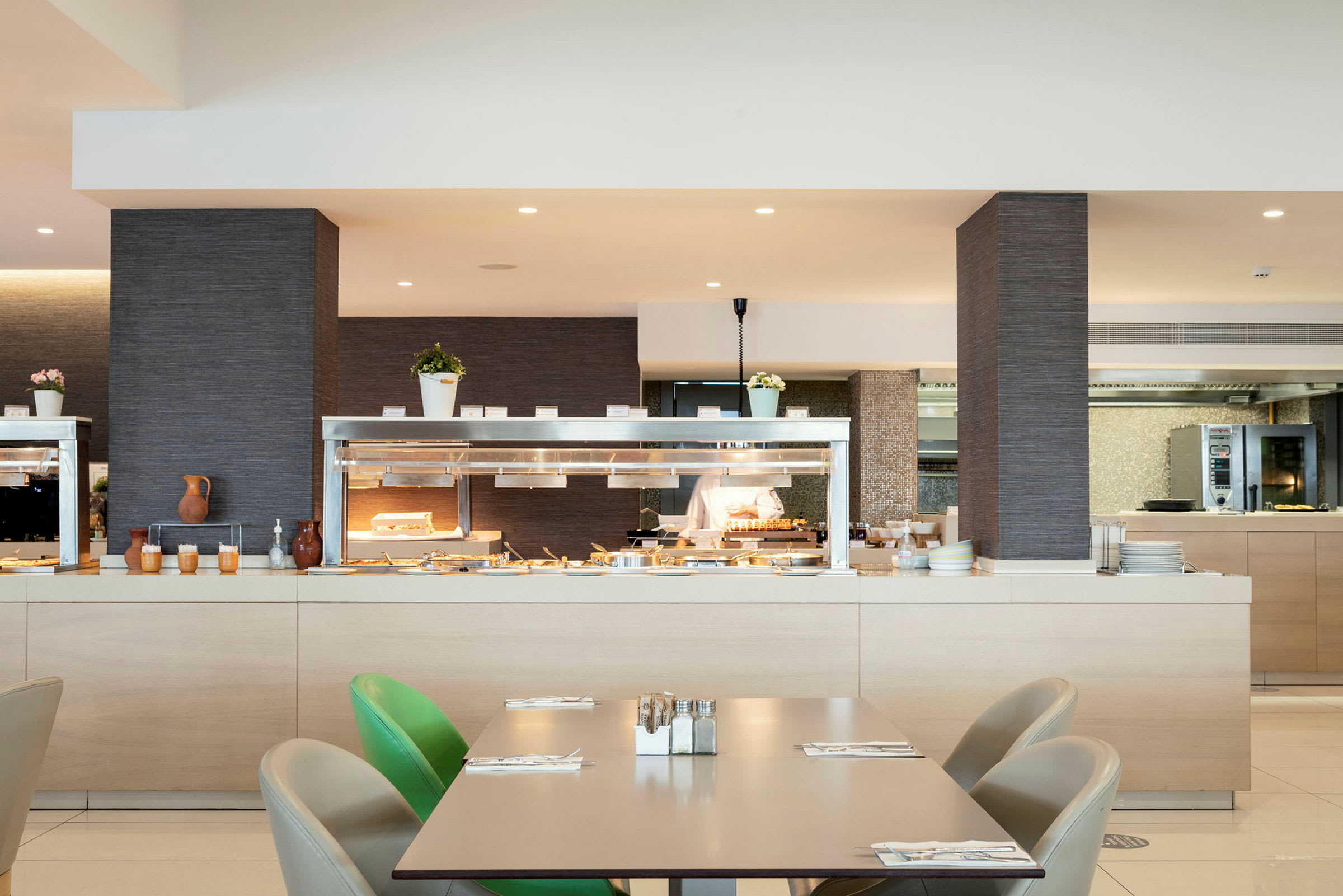 Billede af en moderne buffet med mad og madlavningsstationer i en restaurant. (AI-genereret tekst)