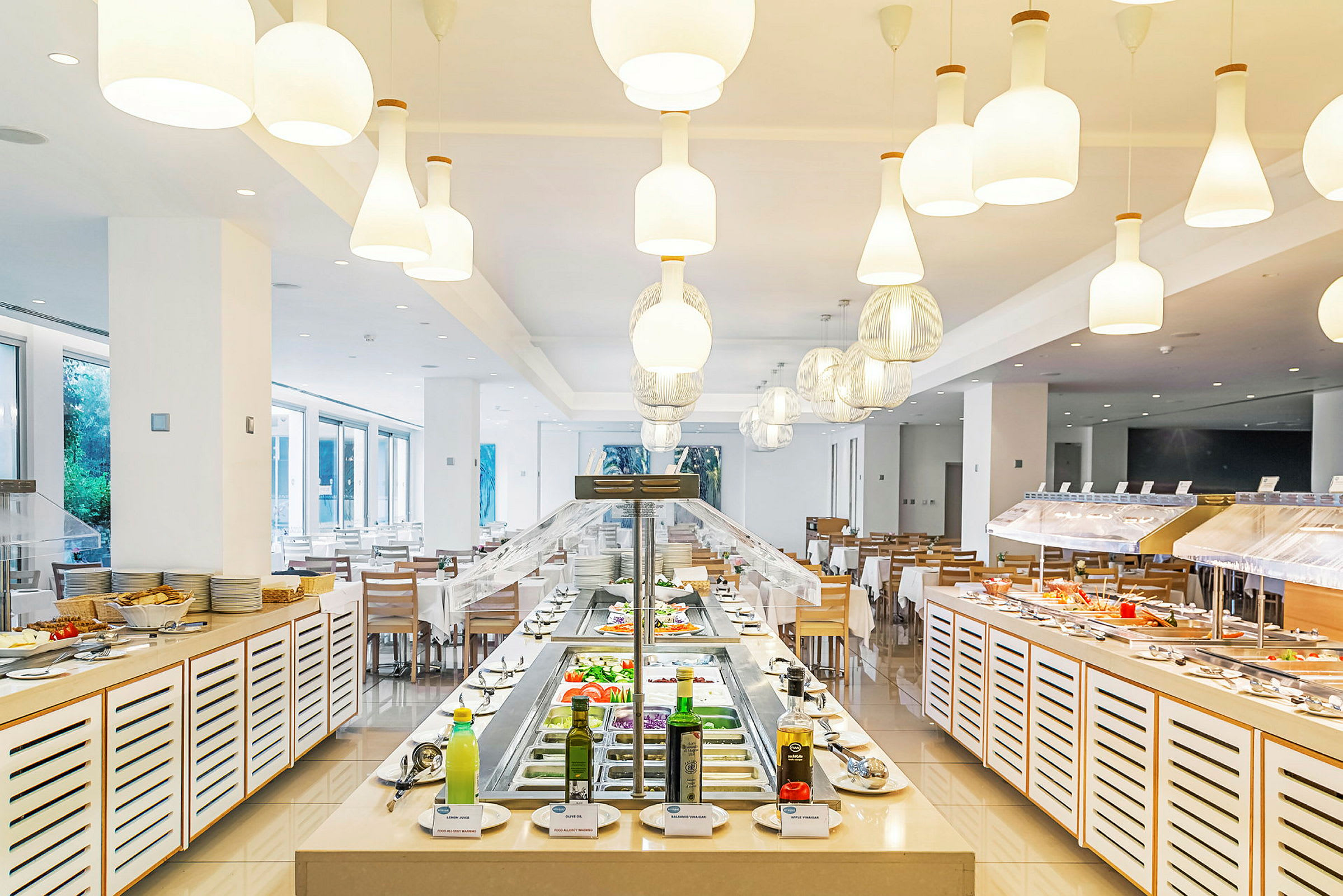 Buffetområde med salat og madstationer i en moderne restaurant. (AI-genereret tekst)