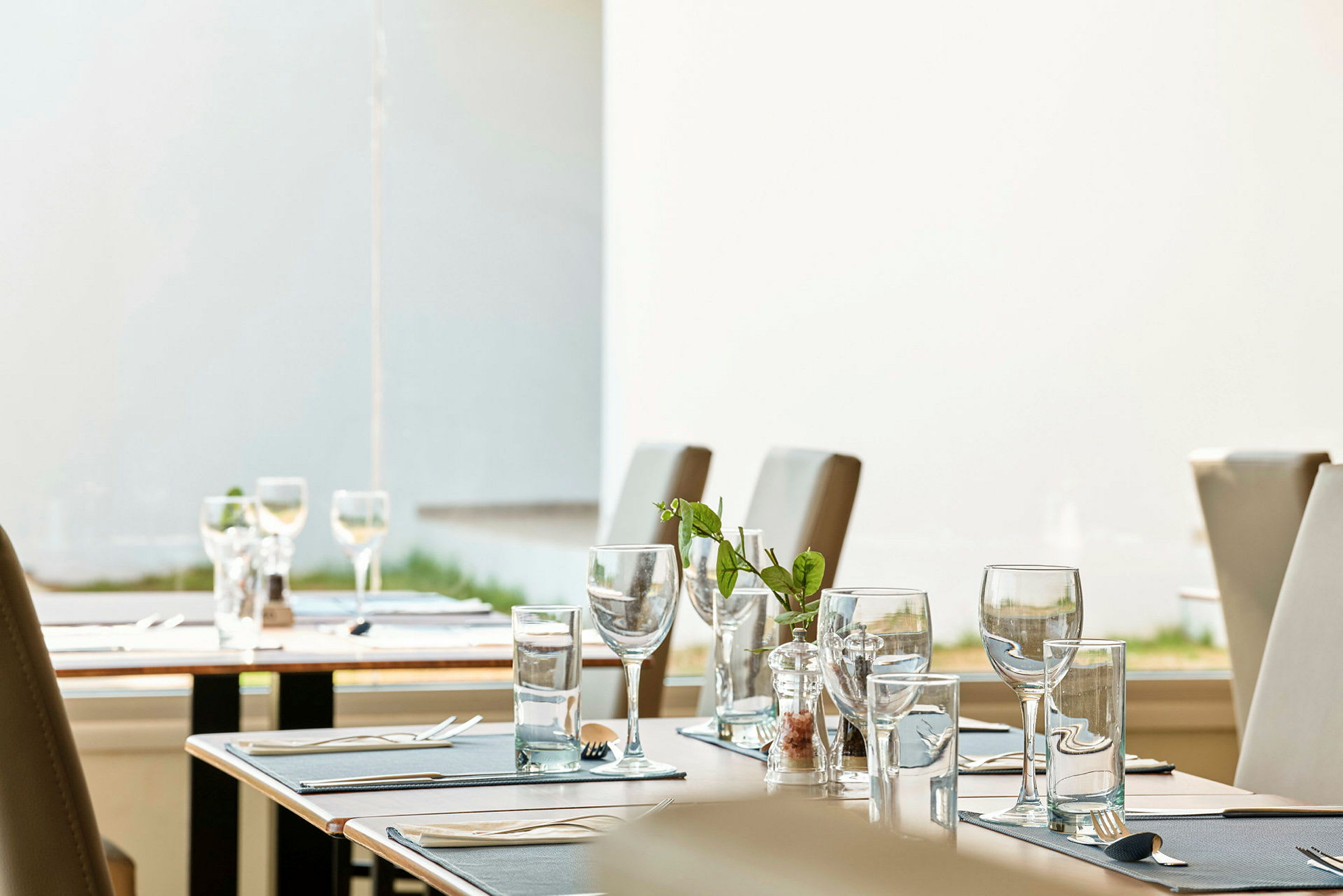 Et tæt billede af dækkede borde i en restaurant. (AI-genereret tekst)