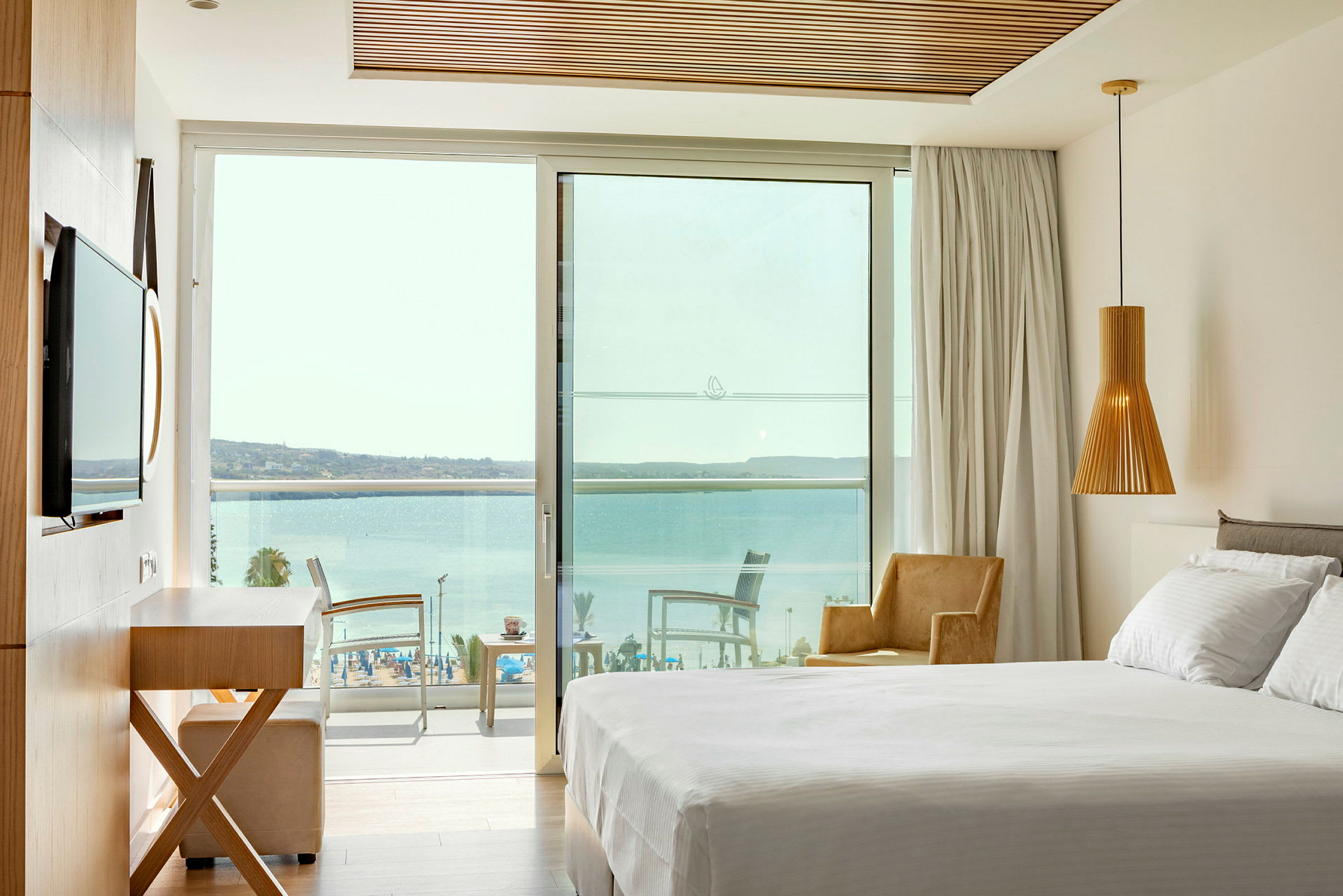 Hotelværelse med udsigt over havet. (AI-genereret tekst)