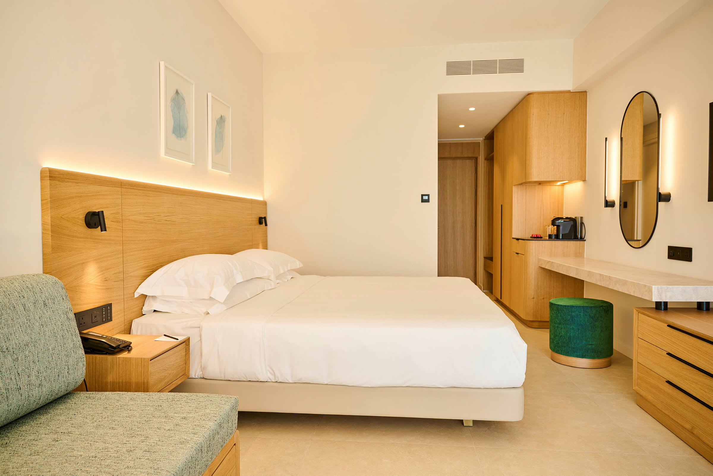 Et hotelværelse med en stor seng, møbler af træ og en elegant moderne indretning. (AI-genereret tekst)