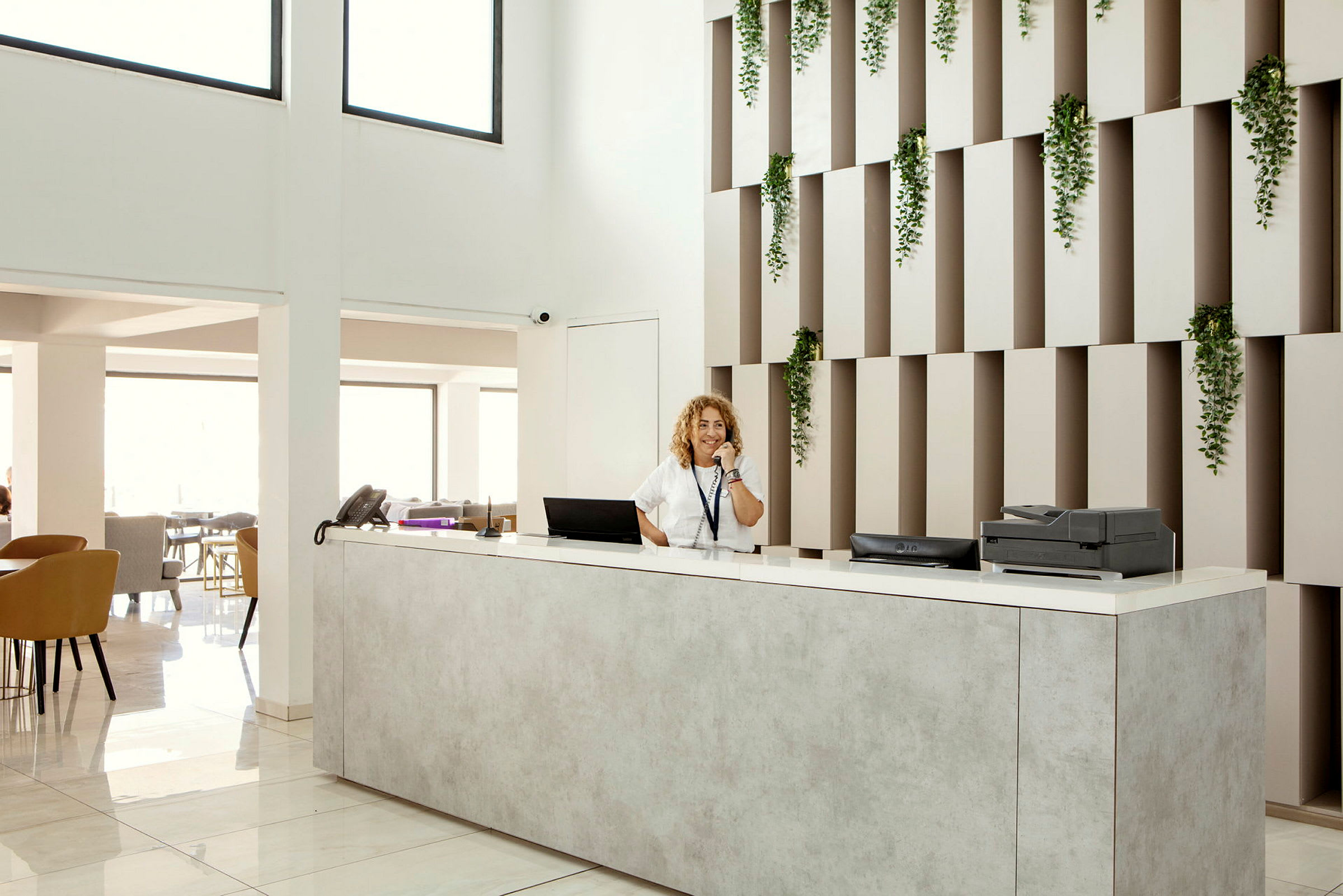 Lobby med receptionsdisk og indretningsdetaljer i moderne stil. (AI-genereret tekst)