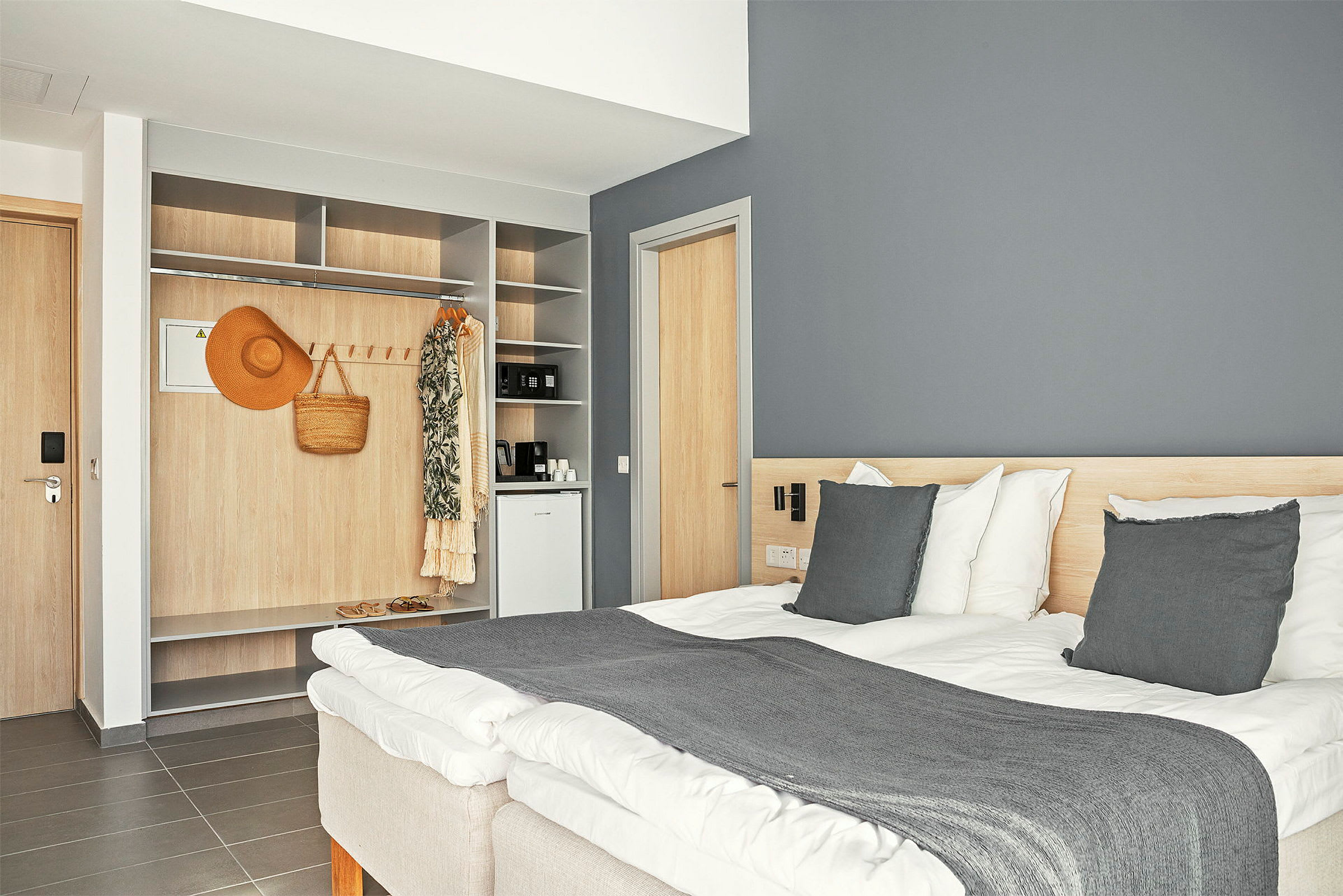 Hotelværelse med en dobbeltseng, en indbygget garderobe og en minibar. (AI-genereret tekst)