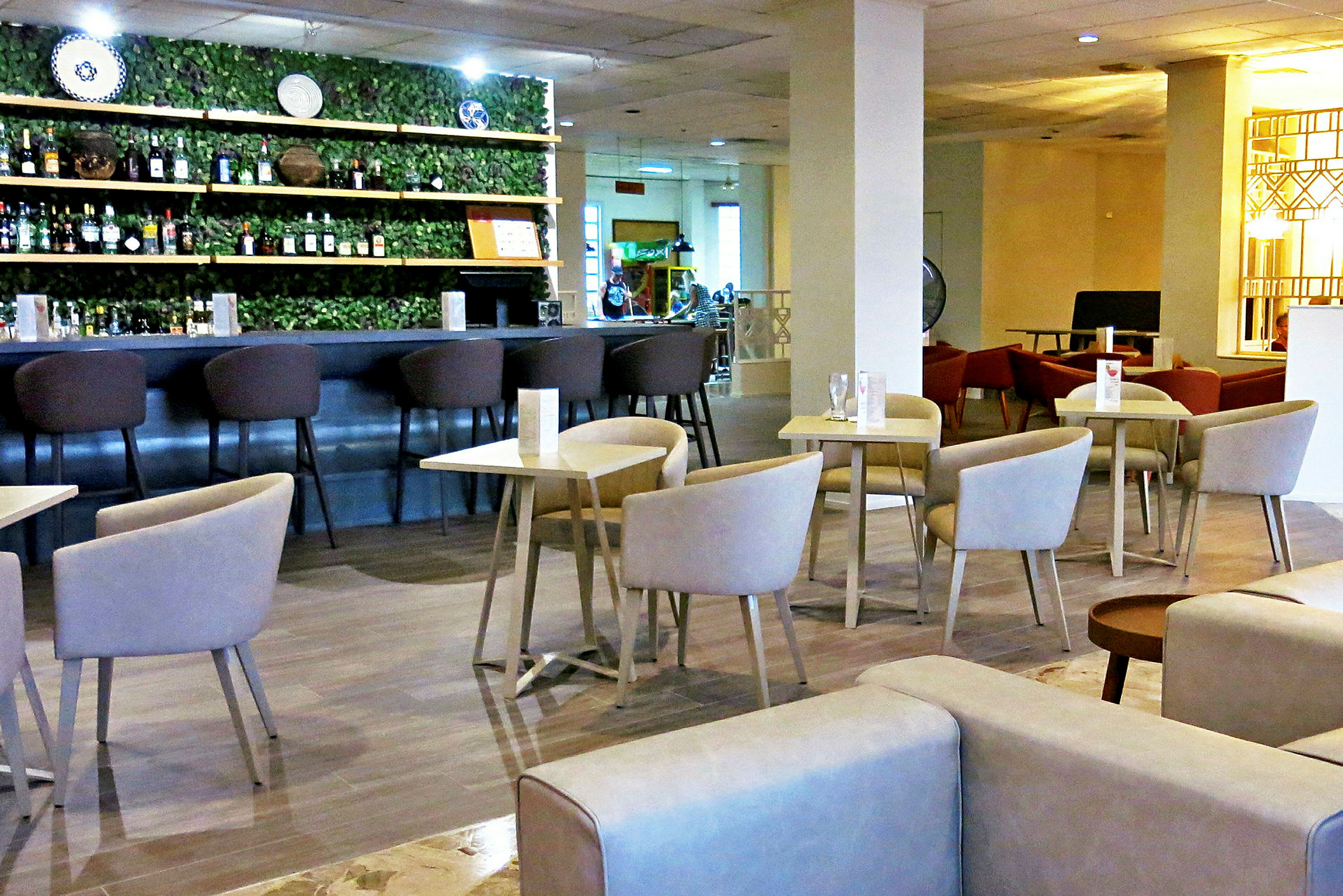 En moderne café med bar og siddepladser. (AI-genereret tekst)