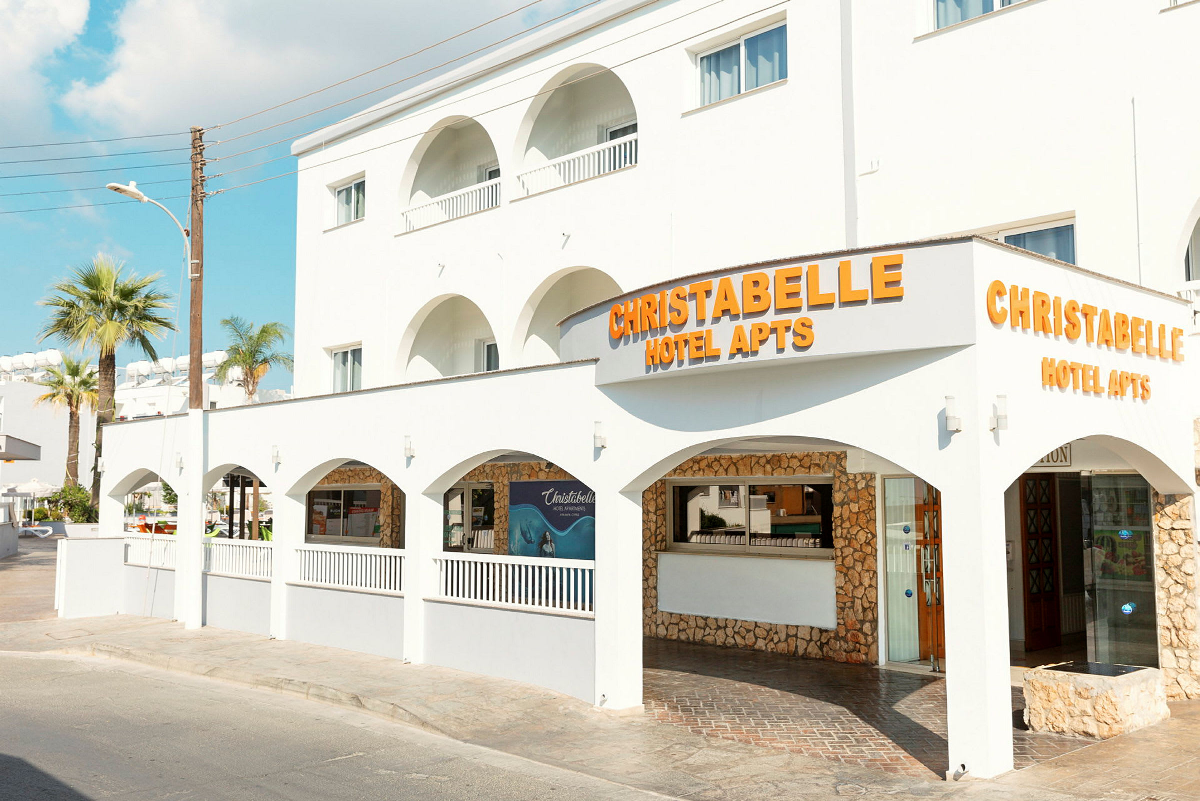 Bygning med skilt, der siger 'Christabelle Hotel Apts'. (AI-genereret tekst)