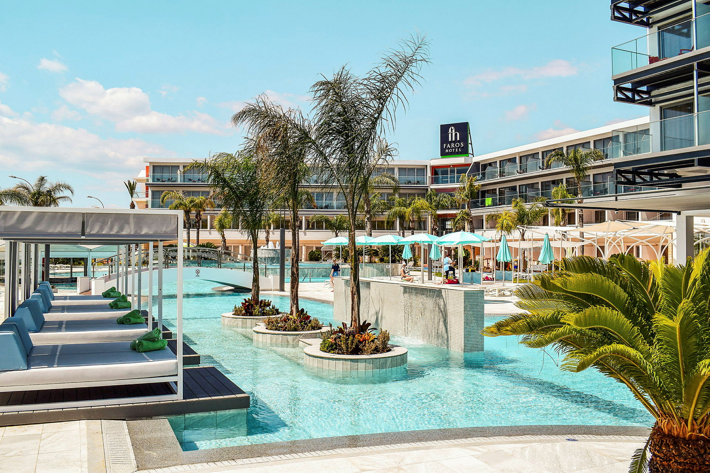 En moderne hotelpool med solsenge og parasoller viser en afslappende atmosfære. (AI-genereret tekst)
