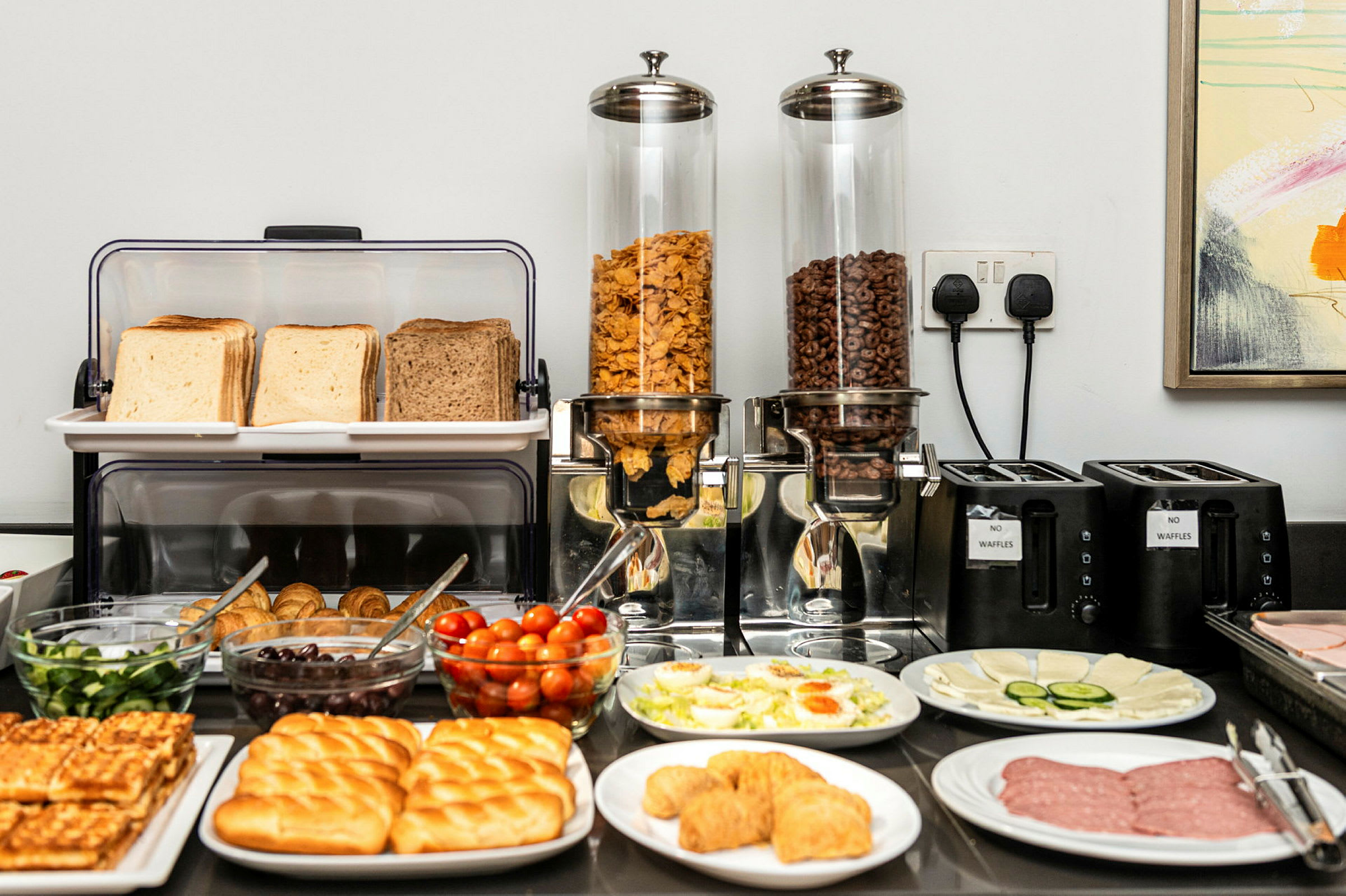 En morgenbuffet med brød, pålæg, grøntsager og kornprodukter. (AI-genereret tekst)
