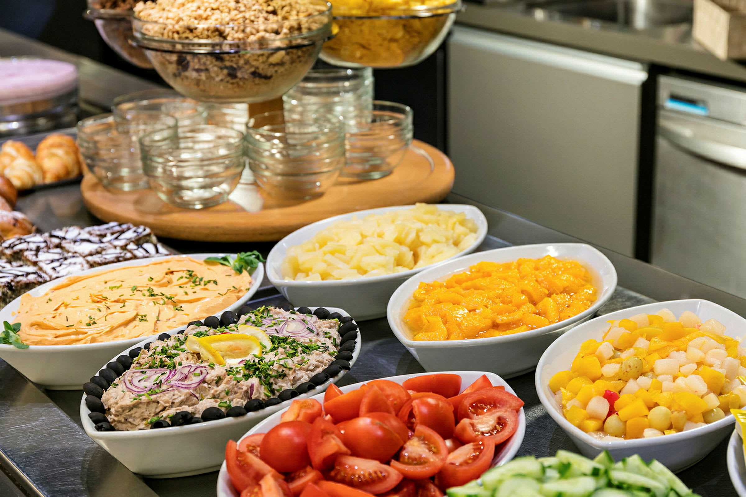 Buffet med forskellige retter og frugt. (AI-genereret tekst)