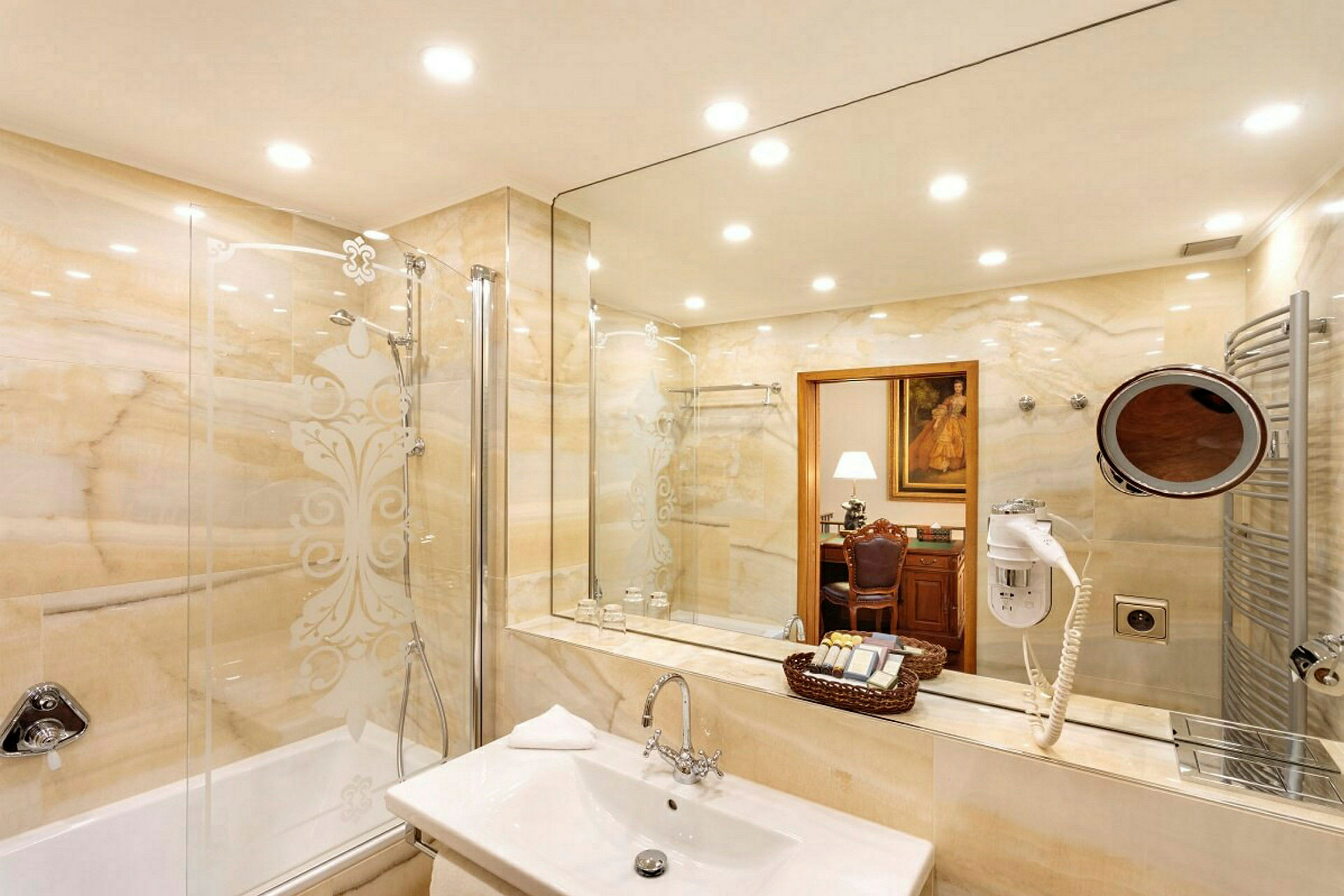 Elegant badeværelse med beige marmordekoration, spejl, brusekabine og håndklædeholder. (AI-genereret tekst)