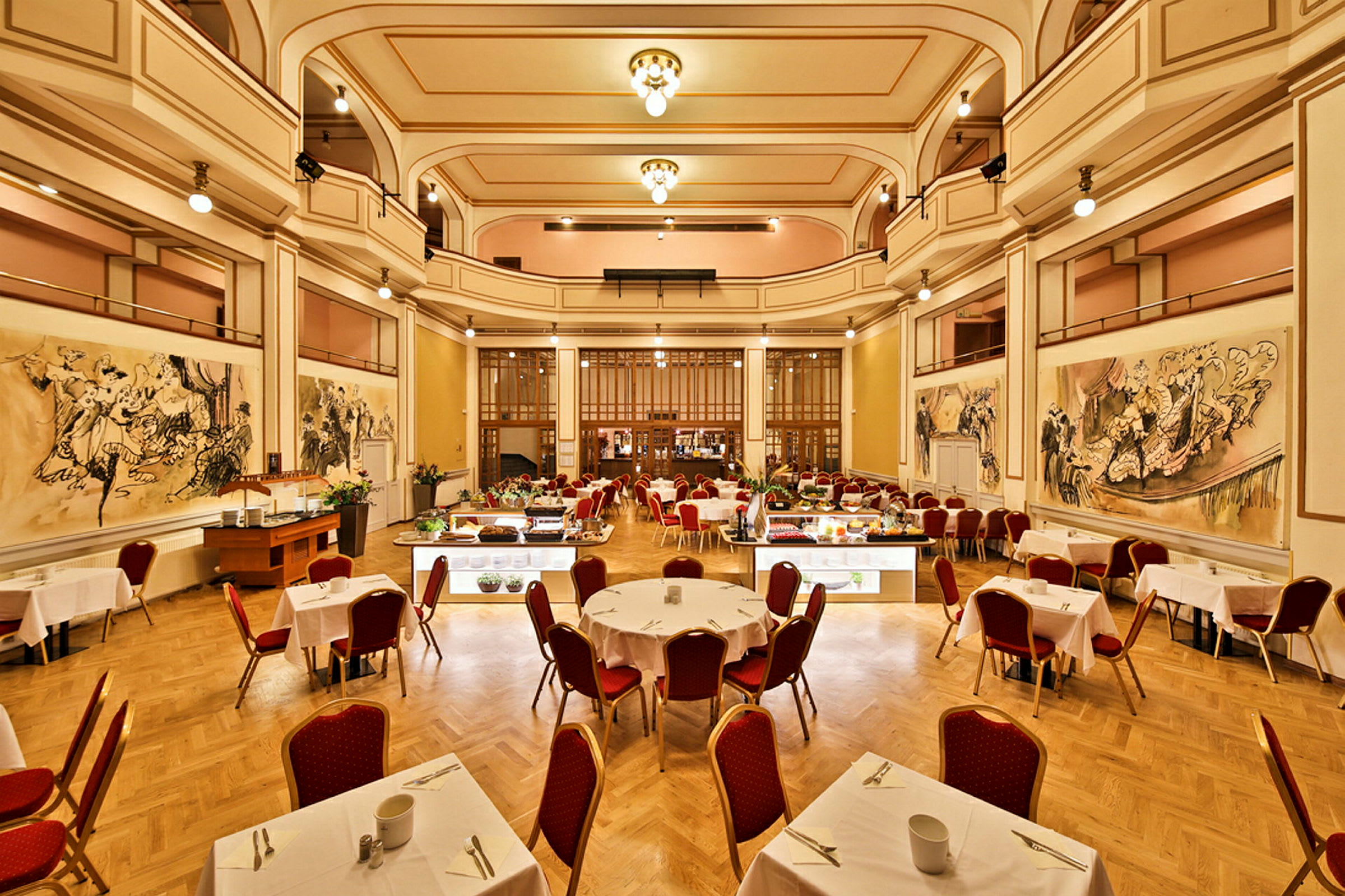 Billede af en rummelig restaurant med elegante trædetaljer, malerier på væggene og borde med røde stole. (AI-genereret tekst)
