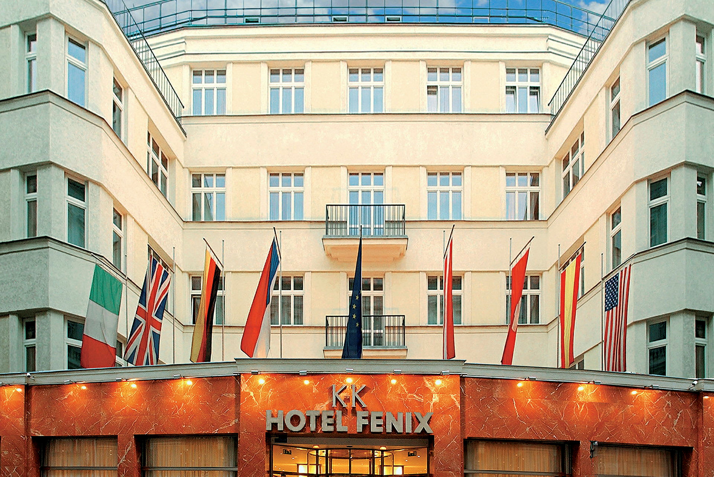 Billede af et hotel med flag hejst over indgangen. (AI-genereret tekst)
