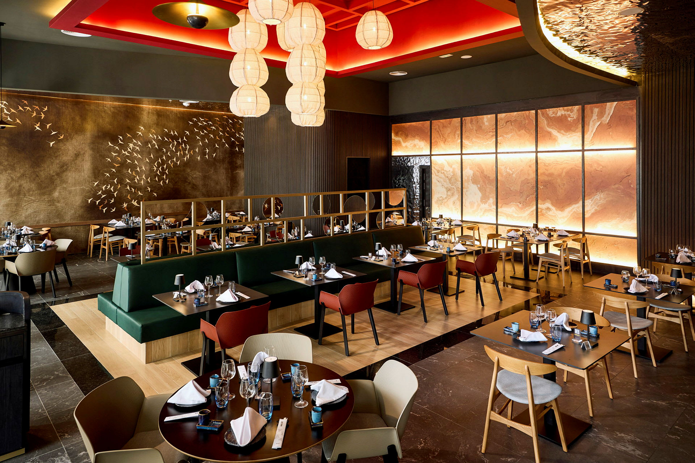 Interiør af en restaurant med moderne design, borde, stole og dekorationer. (AI-genereret tekst)