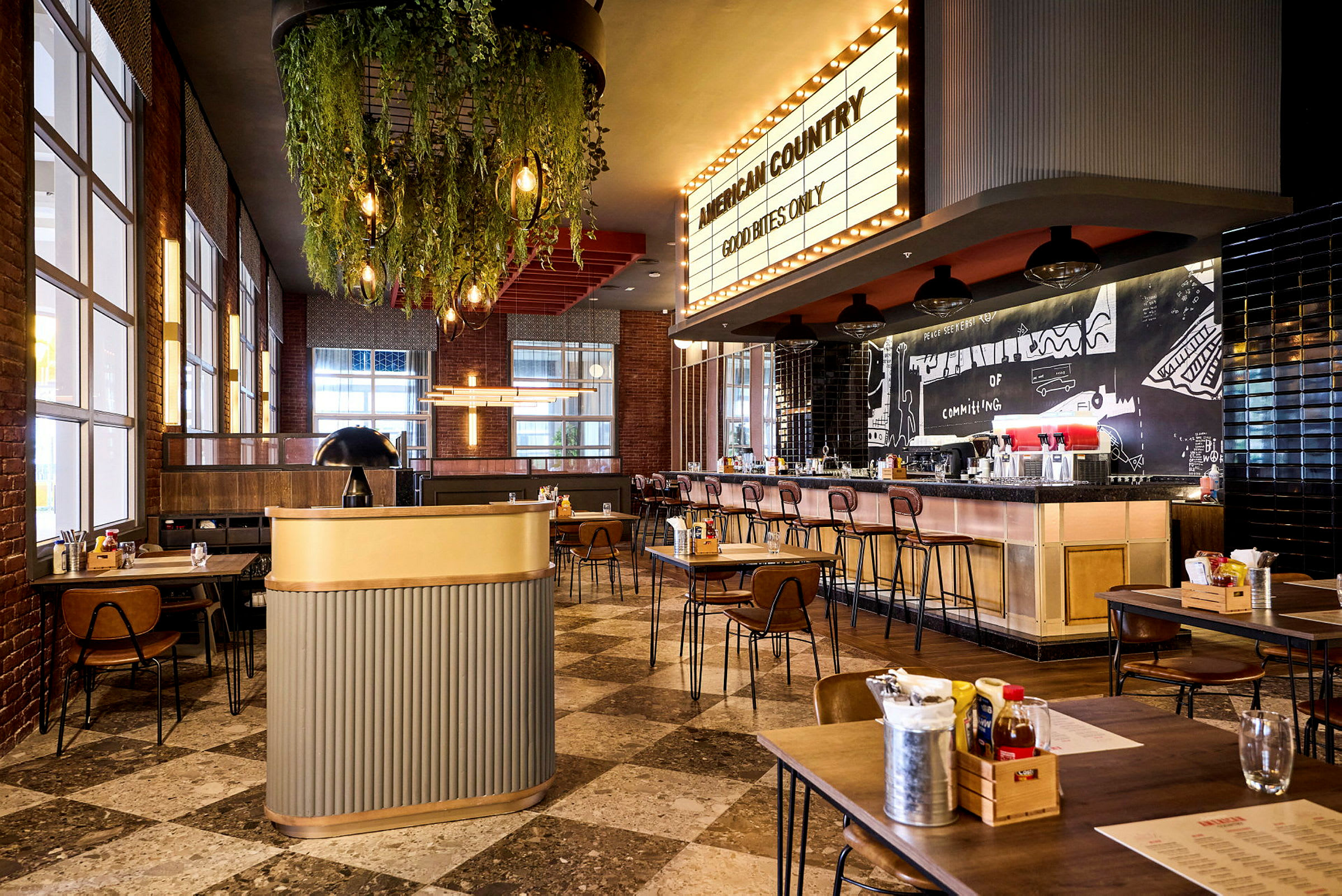 Interiør af en restaurant med borde, stole og bar med dekorationer. (AI-genereret tekst)