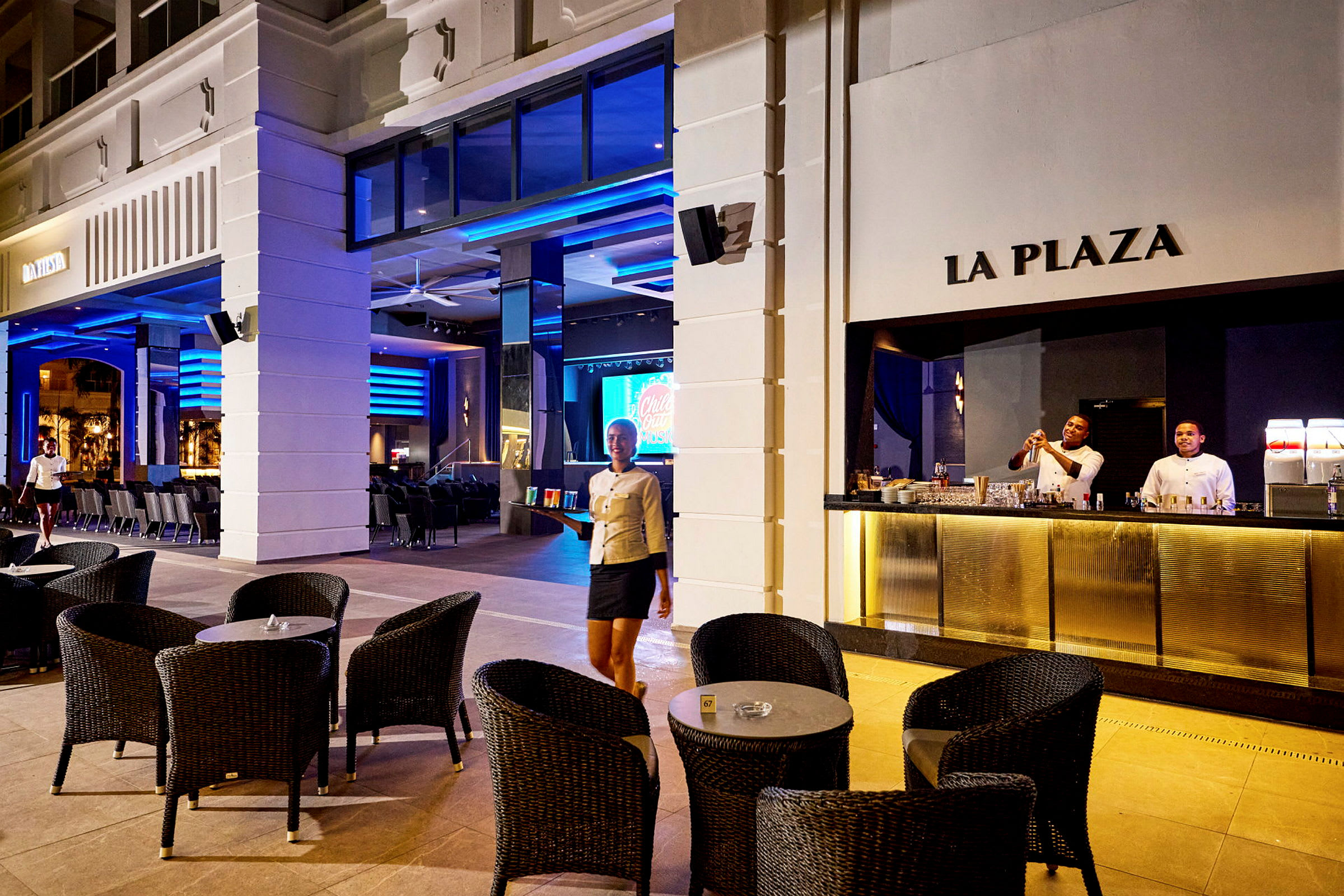 Udendørsområde med restaurant og bar. (AI-genereret tekst)