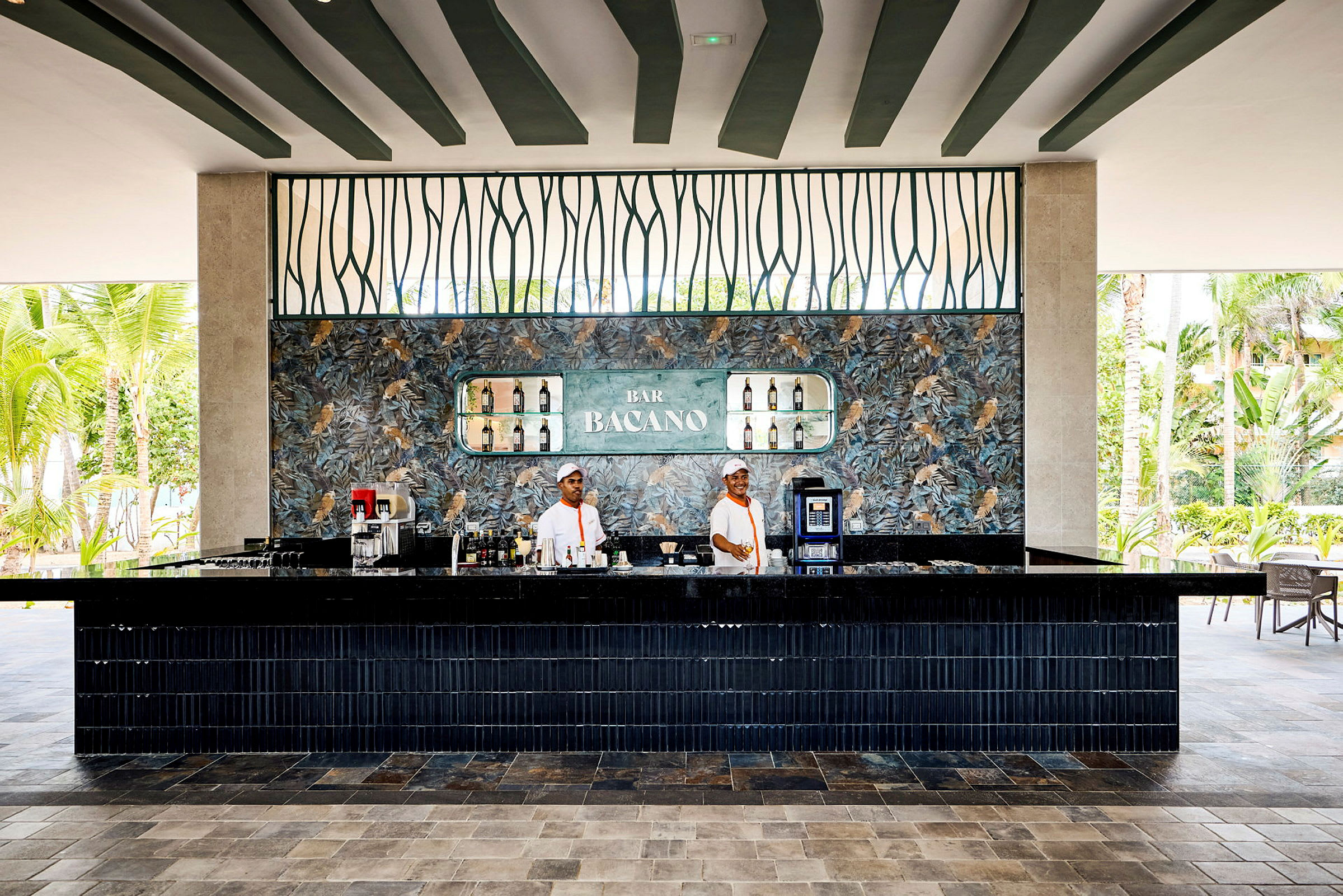 En elegant hotelbar med moderne indretning og vægdesign. (AI-genereret tekst)