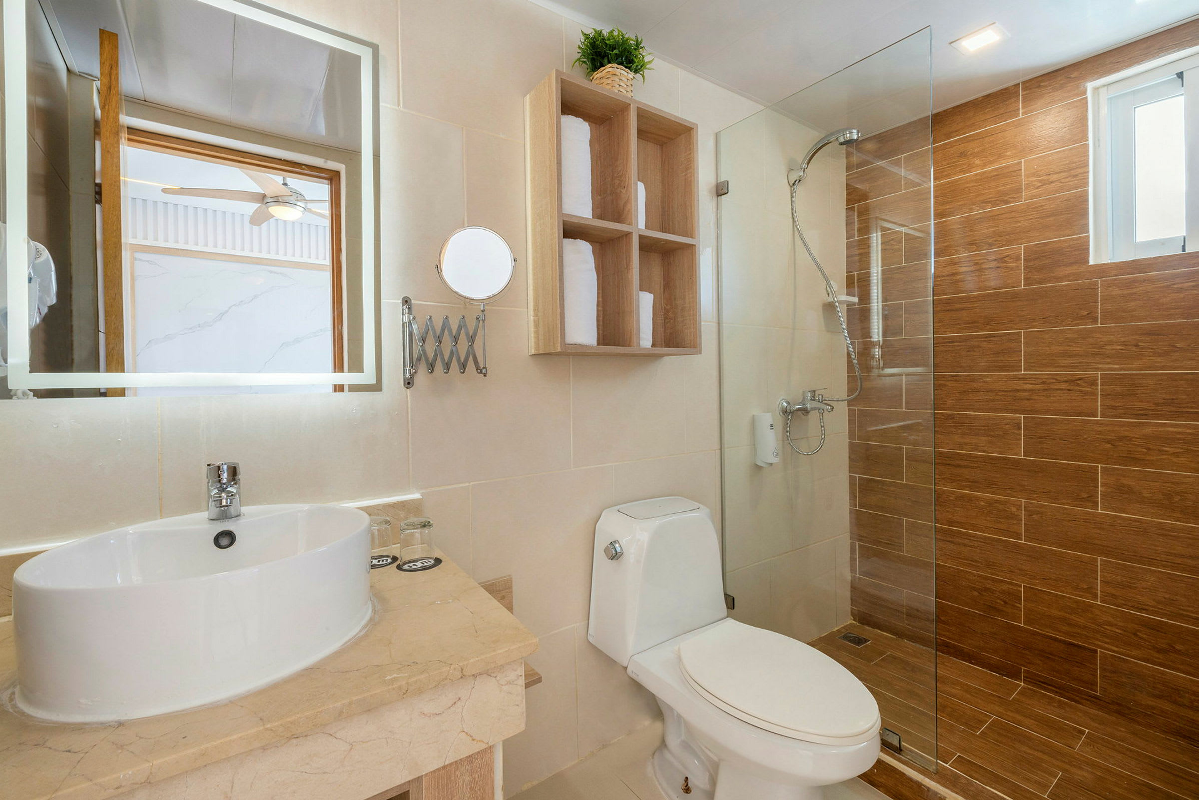 Moderne badeværelse med brusebad, toilet og håndvask. (AI-genereret tekst)
