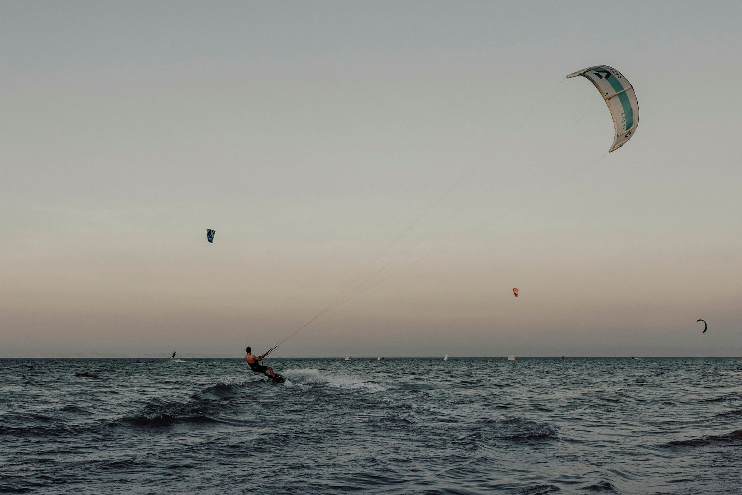 En person laver kitesurfing på havet. (AI-genereret tekst)