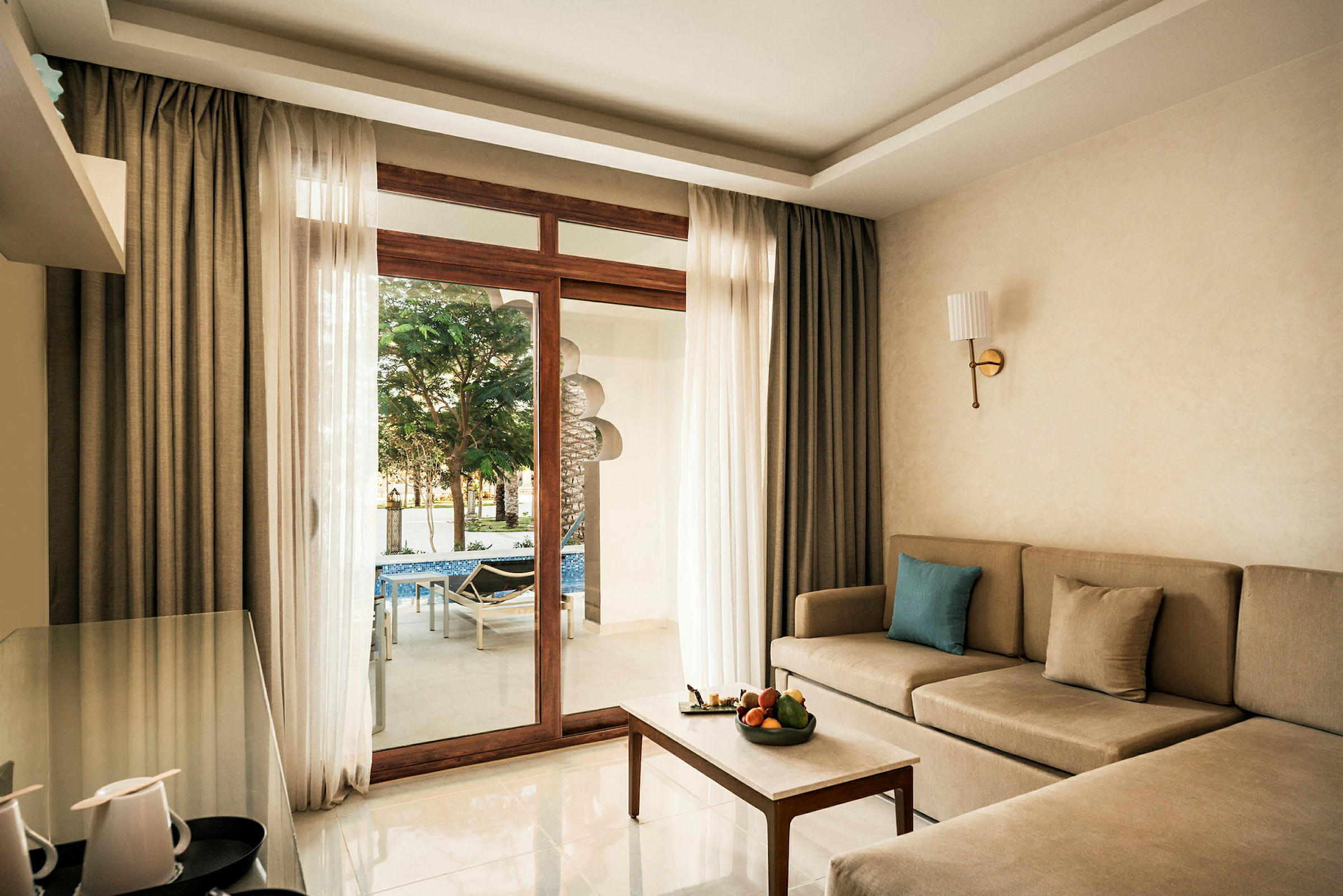 Juniorsuite mod havet med direkte adgang til privat, delt pool